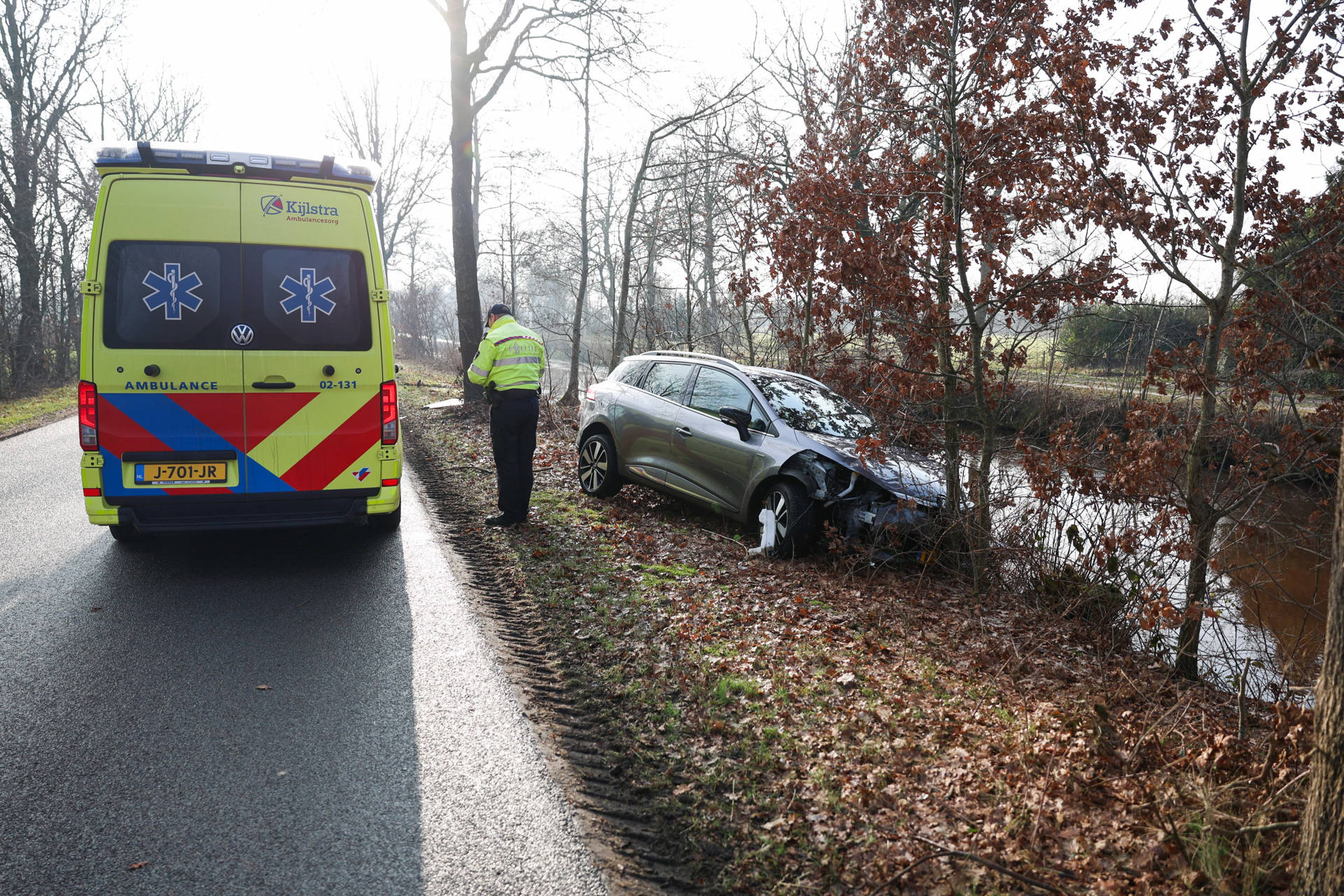 Auto met vrouw en dochter botst tegen boom