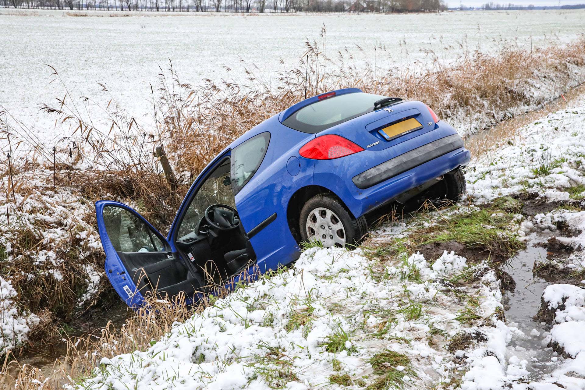 Auto glijdt van weg bij afrit snelweg en vlucht