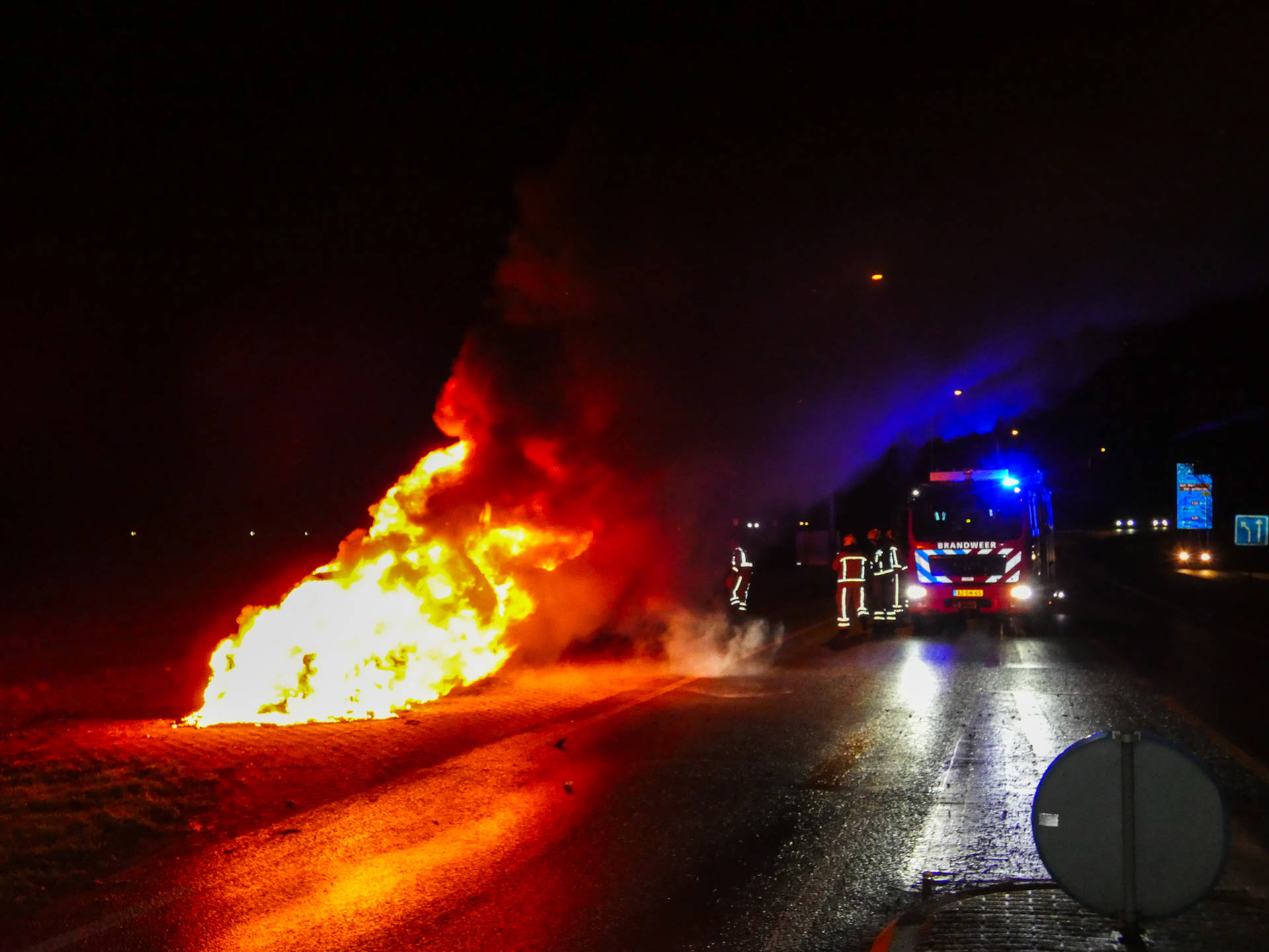 Auto vliegt in brand tijdens het rijden