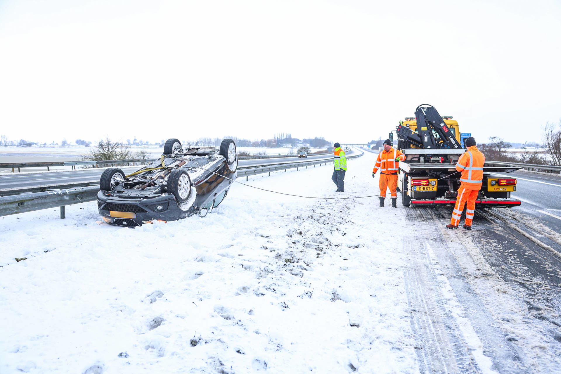 Auto slaat op de kop door gladheid