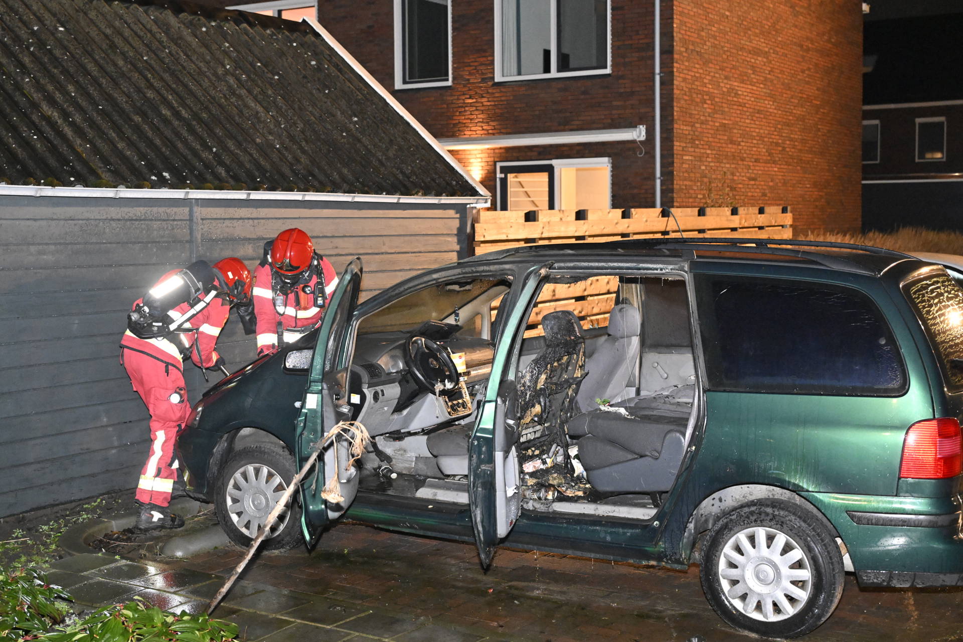Geparkeerde auto in brand, politie onderzoekt mogelijke brandstichting