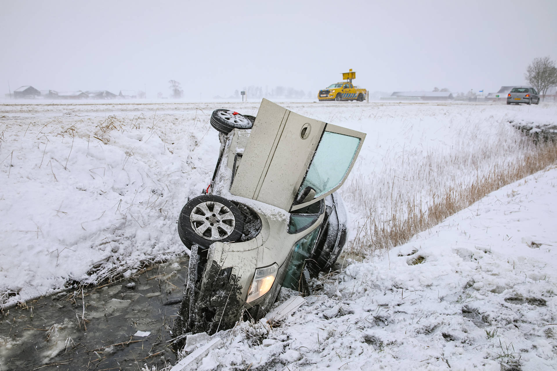 Auto raakt van de weg door gladheid en beland in sloot