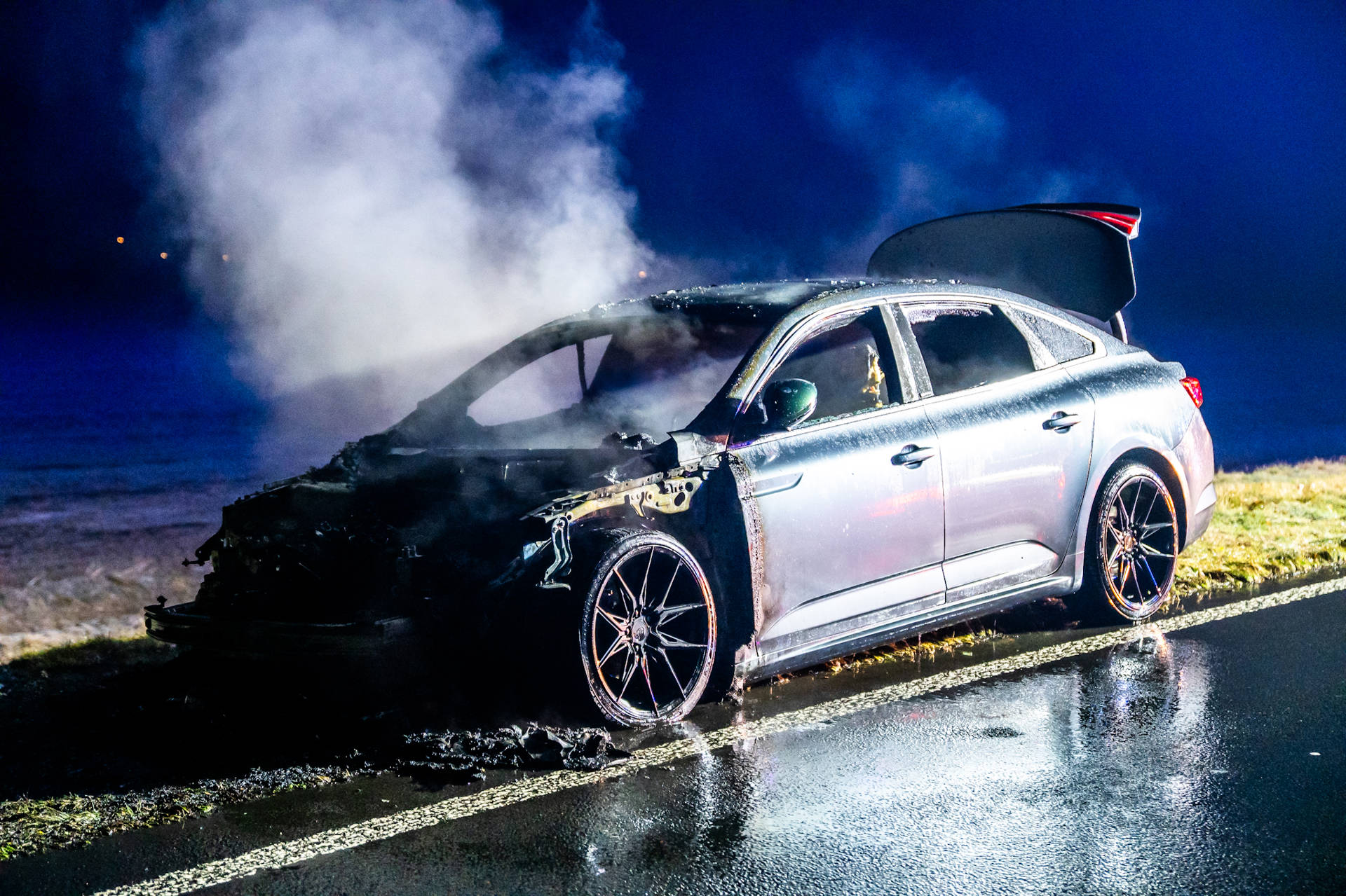 Auto vliegt in brand tijdens het rijden