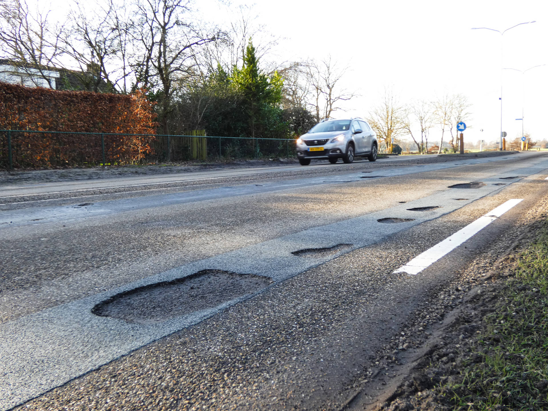 Wegdek in slechte staat na vorstperiode