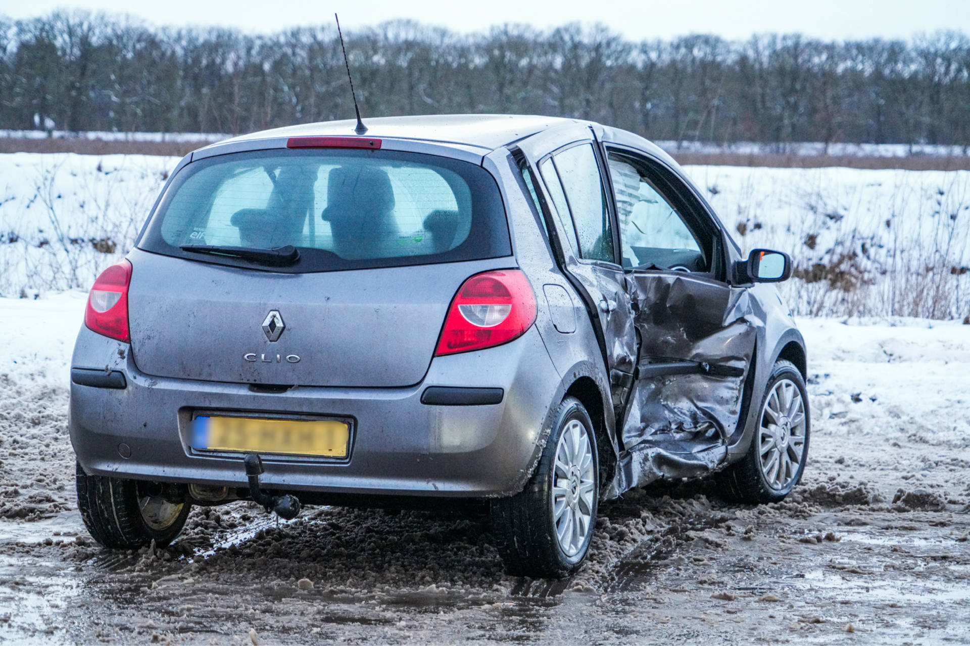Driften gaat fout: twee auto’s botsen op besneeuwde parkeerplaats