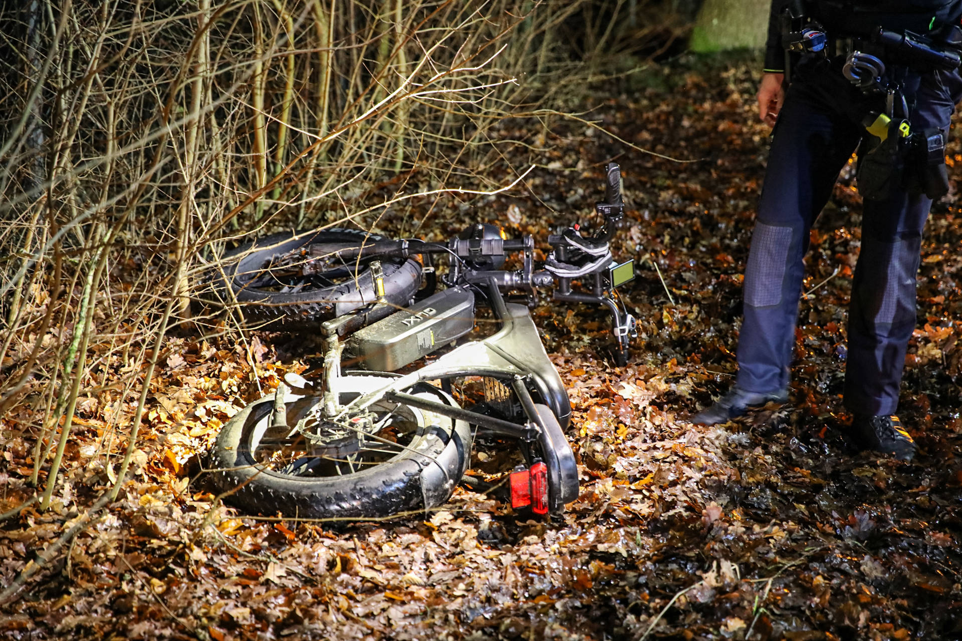Fatbiker gewond aangetroffen langs provinciale weg