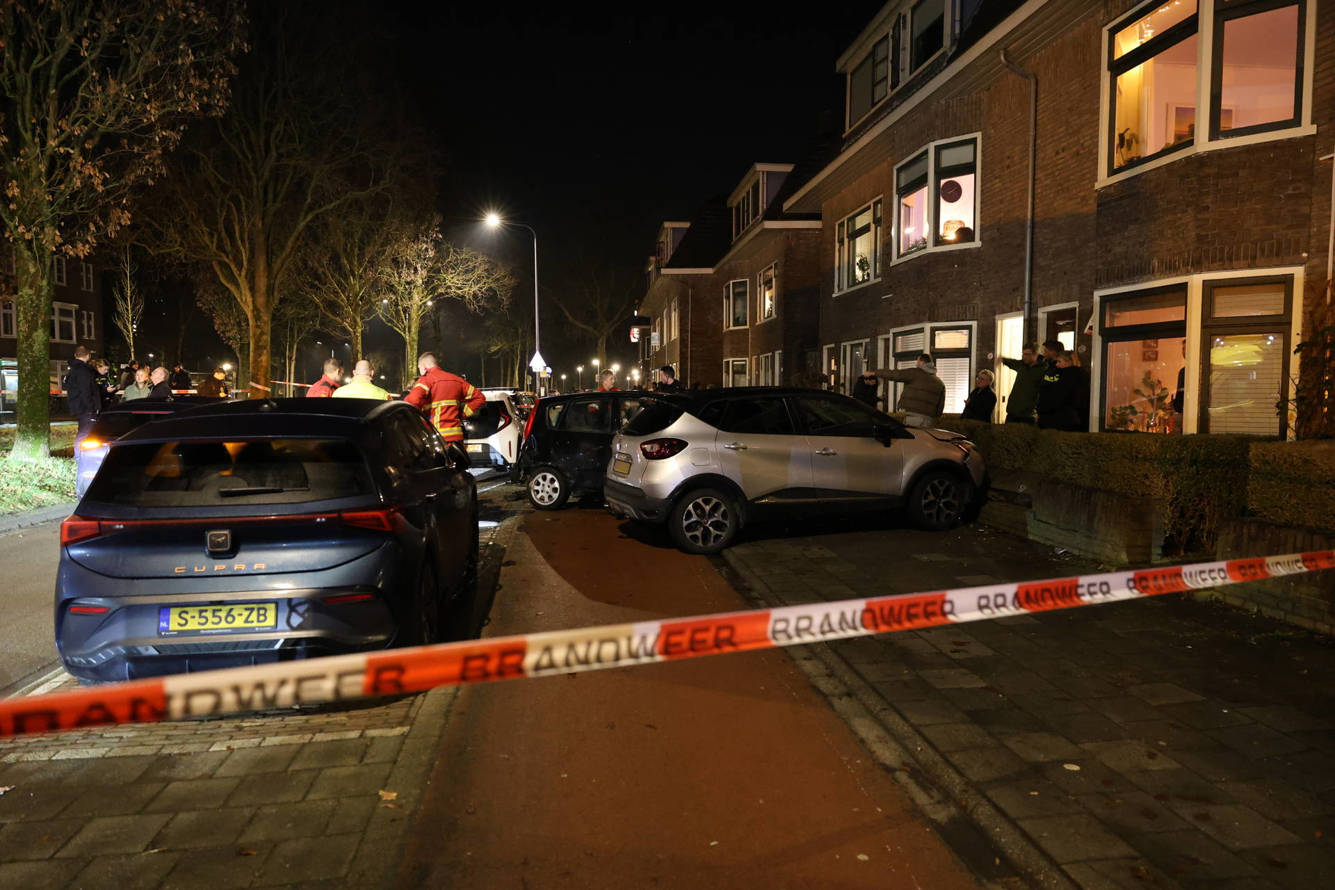 Meerdere voertuigen eindigen op stoep na aanrijding