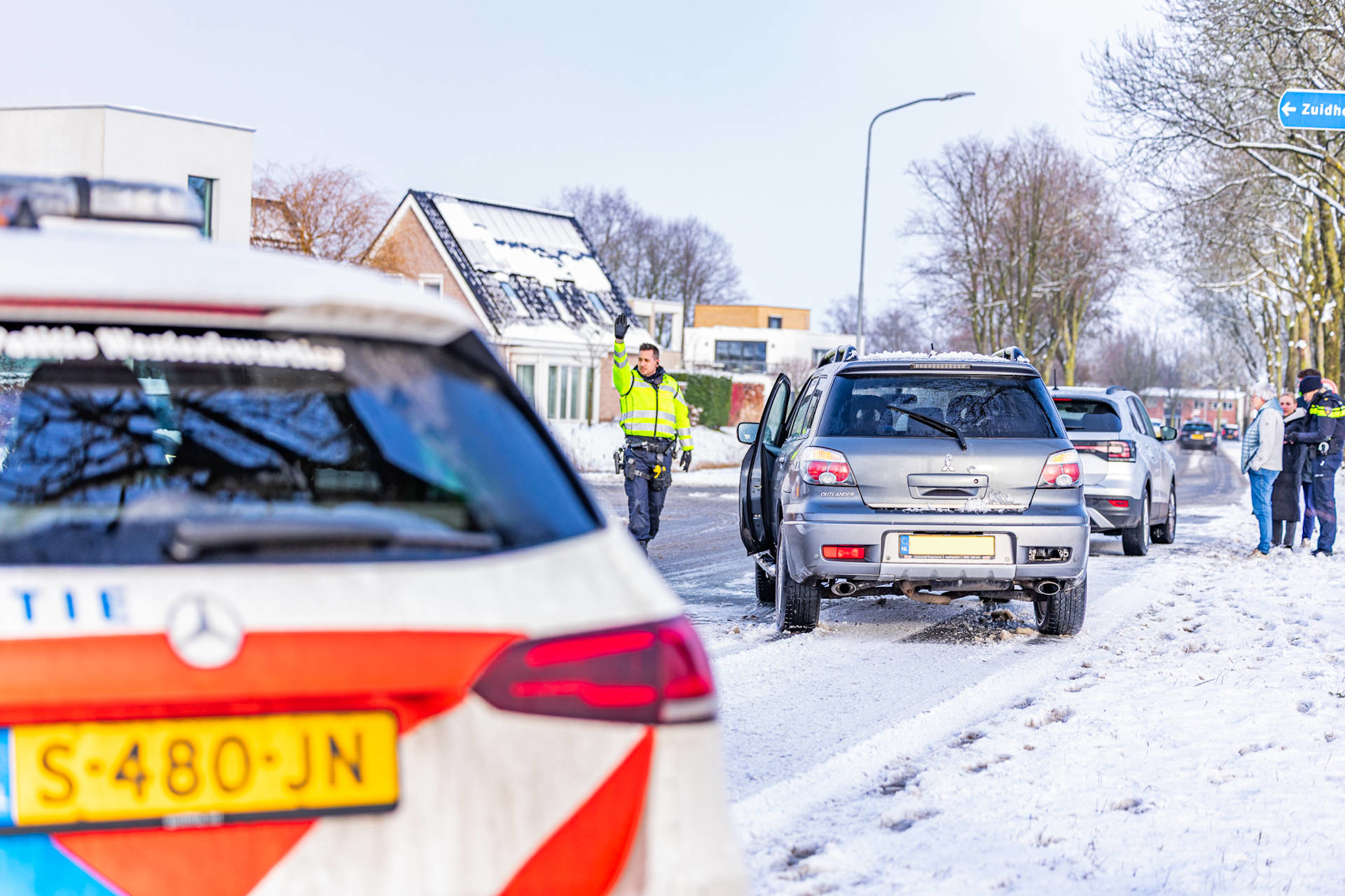 Twee voertuigen botsen door gladheid
