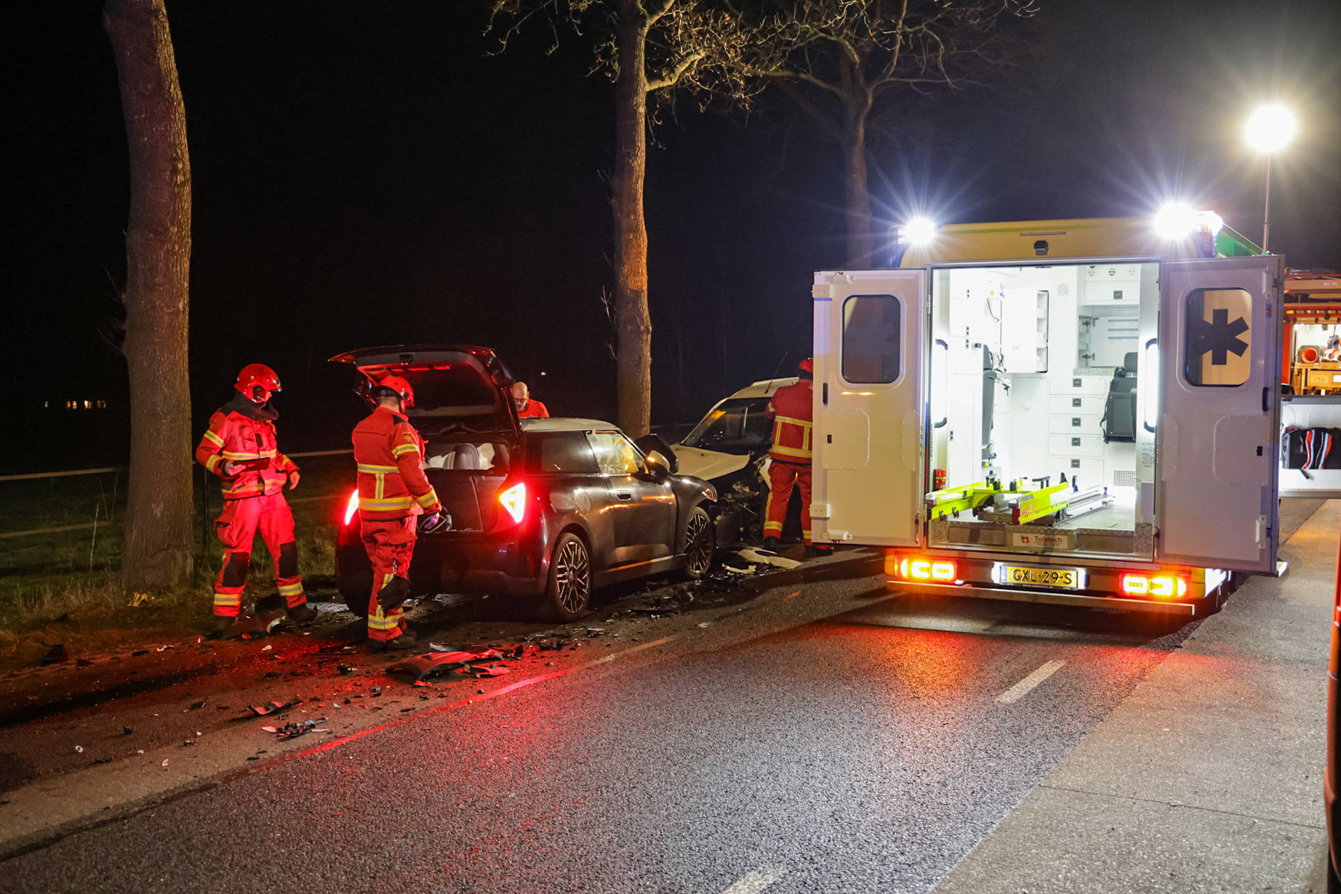 Meerdere personen zwaargewond bij frontale botsing