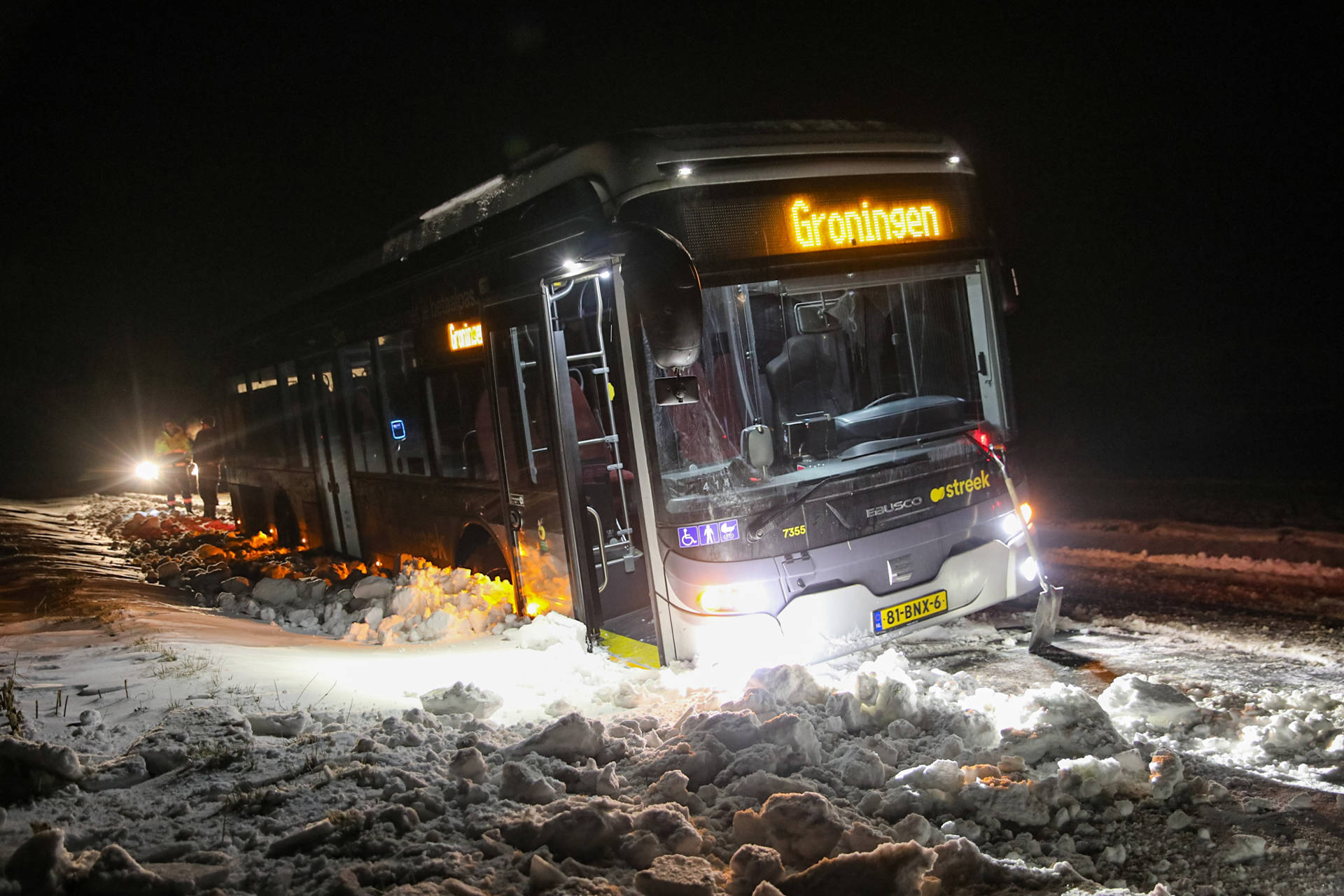 Lijnbus vast in sneeuw