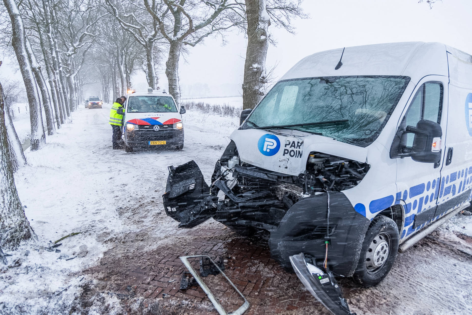 Bedrijfsbus knalt tegen boom