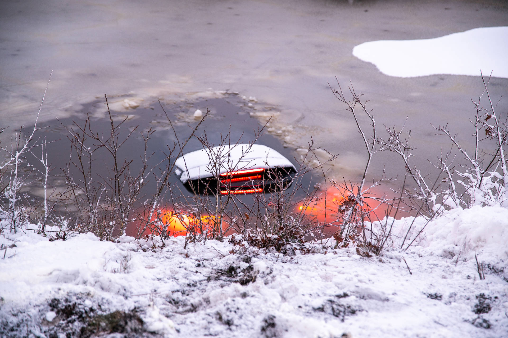 Auto glijdt door gladheid in bevroren water