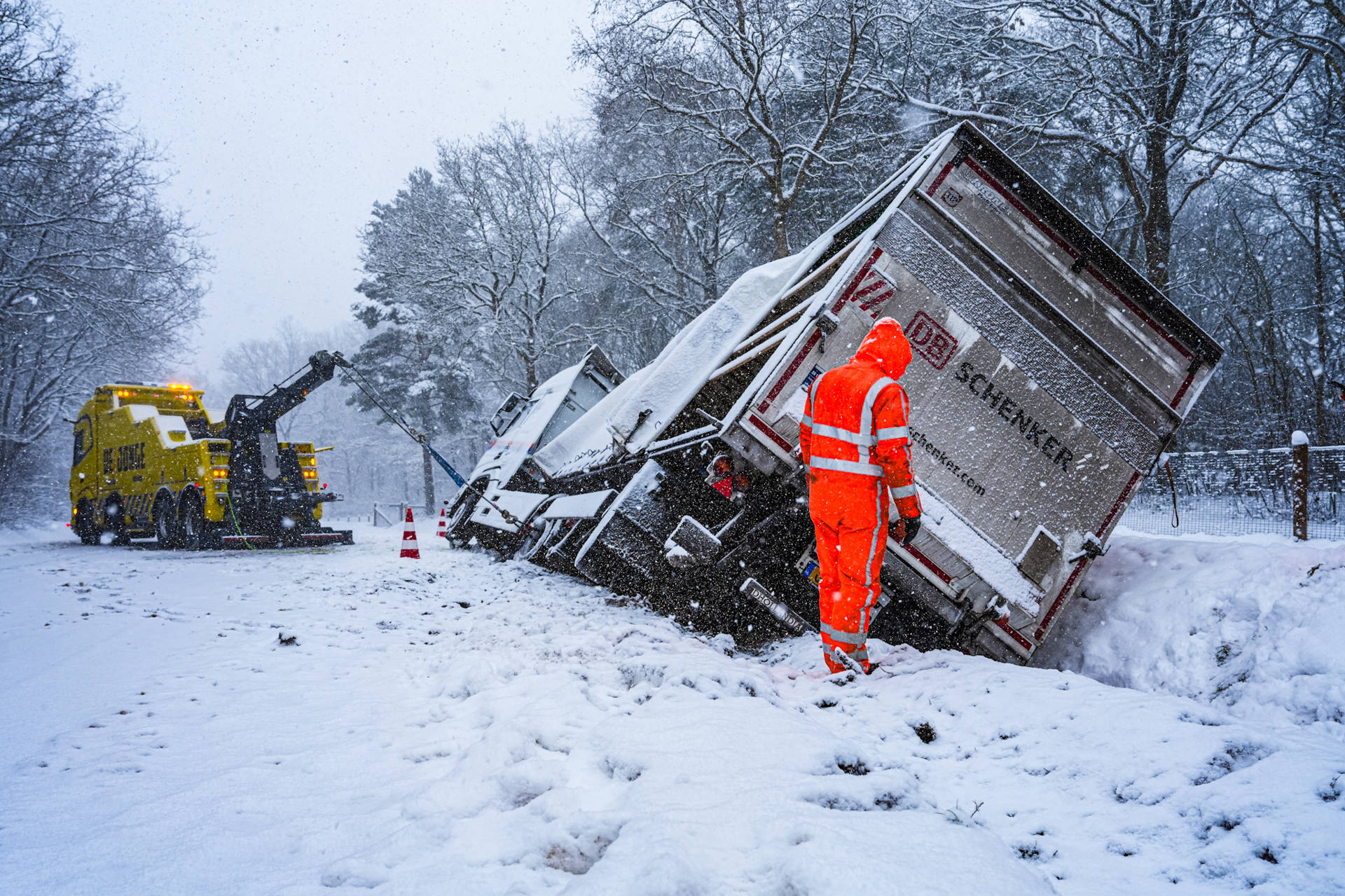 Vrachtwagen raakt van de weg op de N374