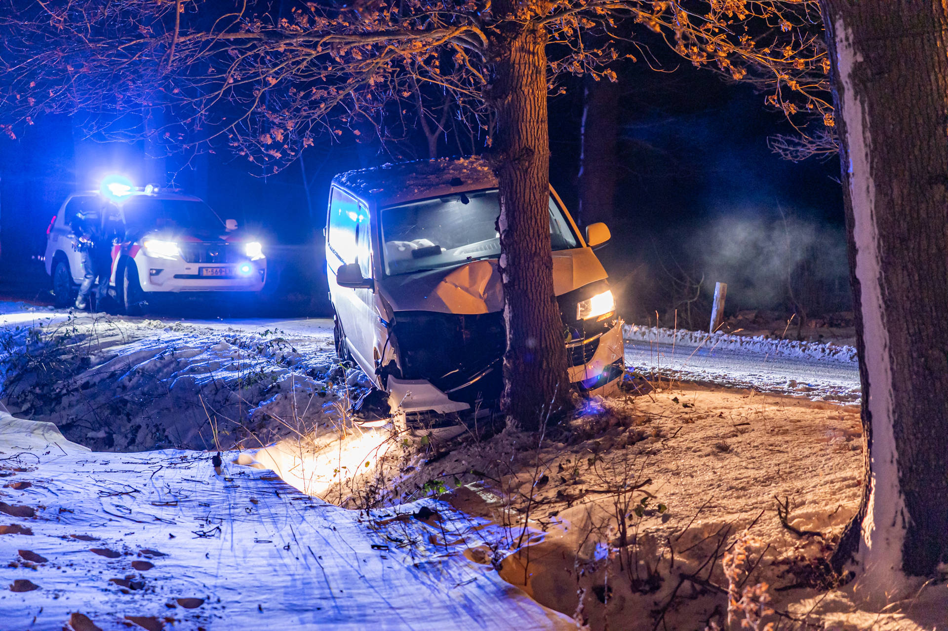 Busje botst tegen boom