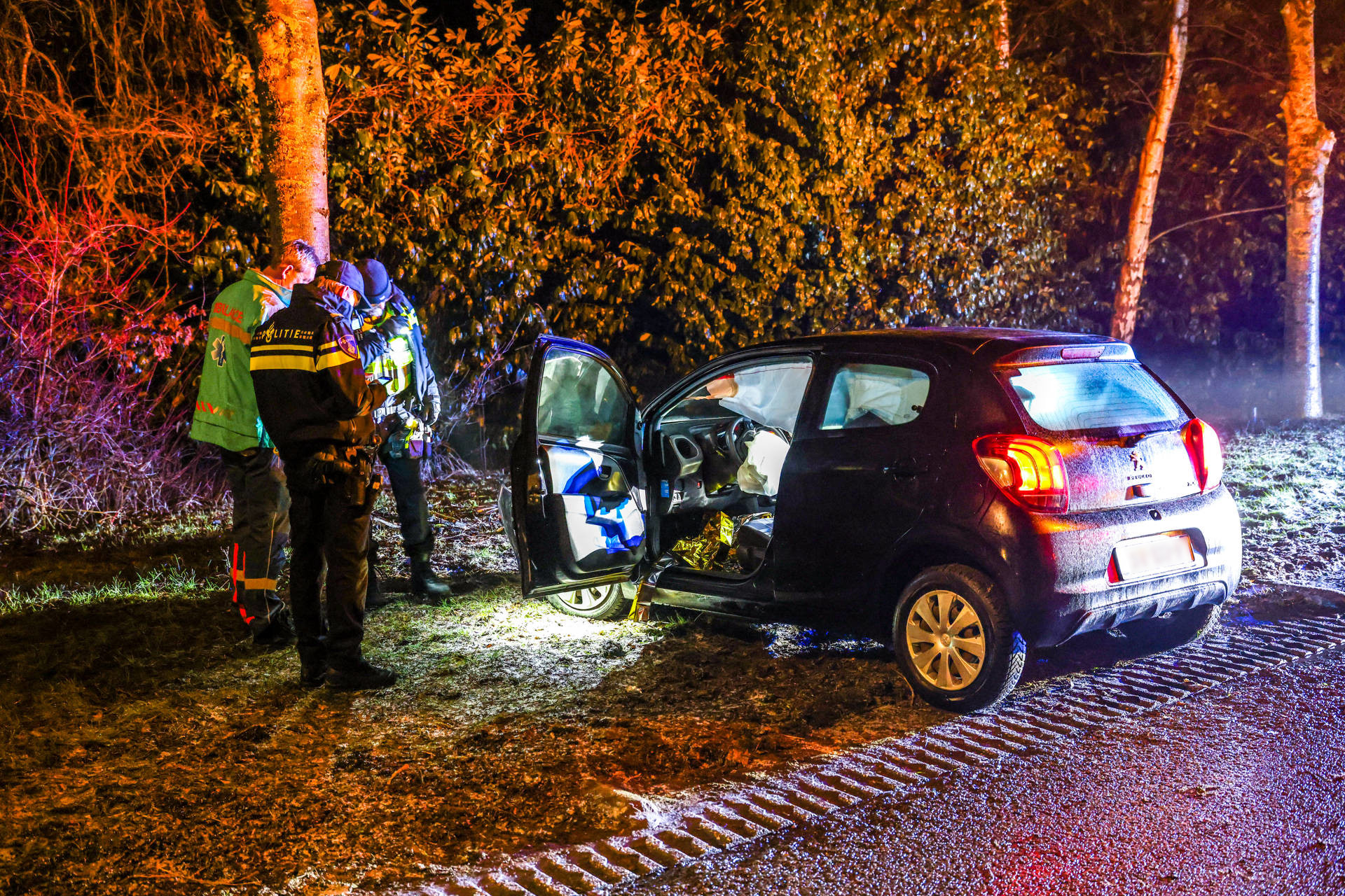 Gewonde nadat automobilist tegen boom botst