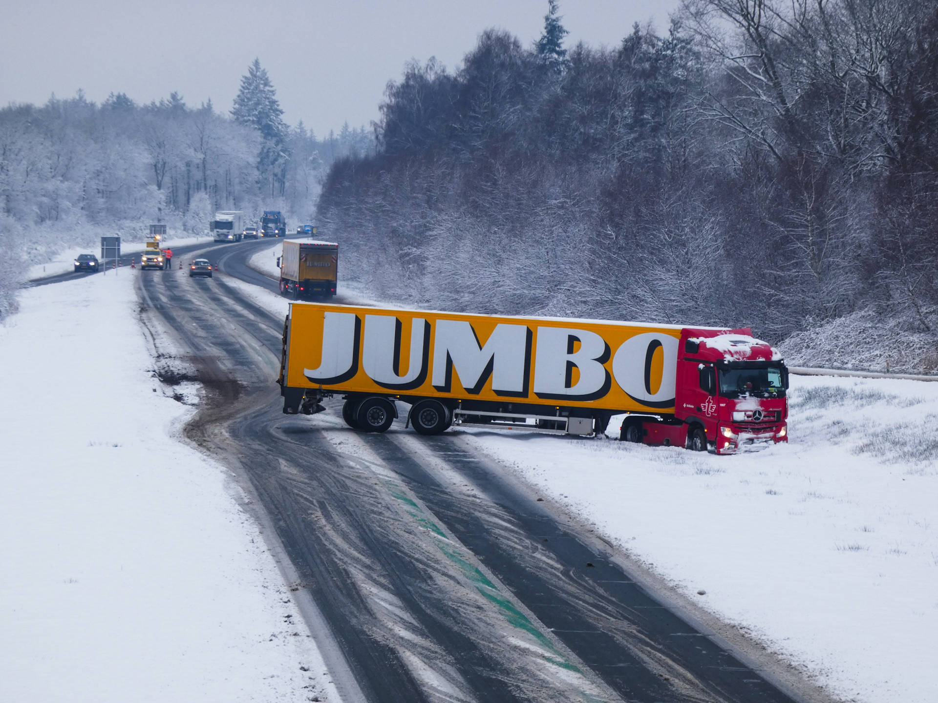 Weg afgesloten nadat vrachtwagen dwars staat