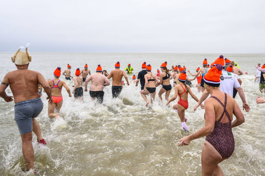 Honderden trotseren kou bij nieuwjaarsduiken