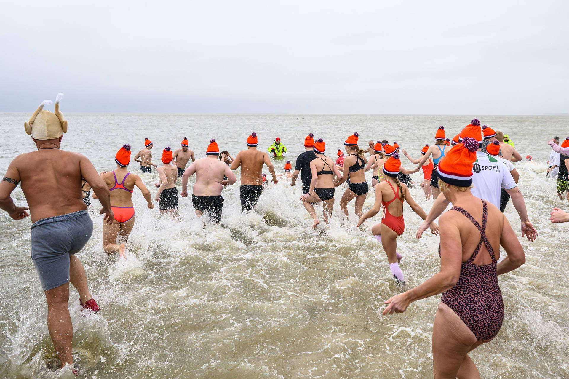 Honderden trotseren kou bij nieuwjaarsduiken