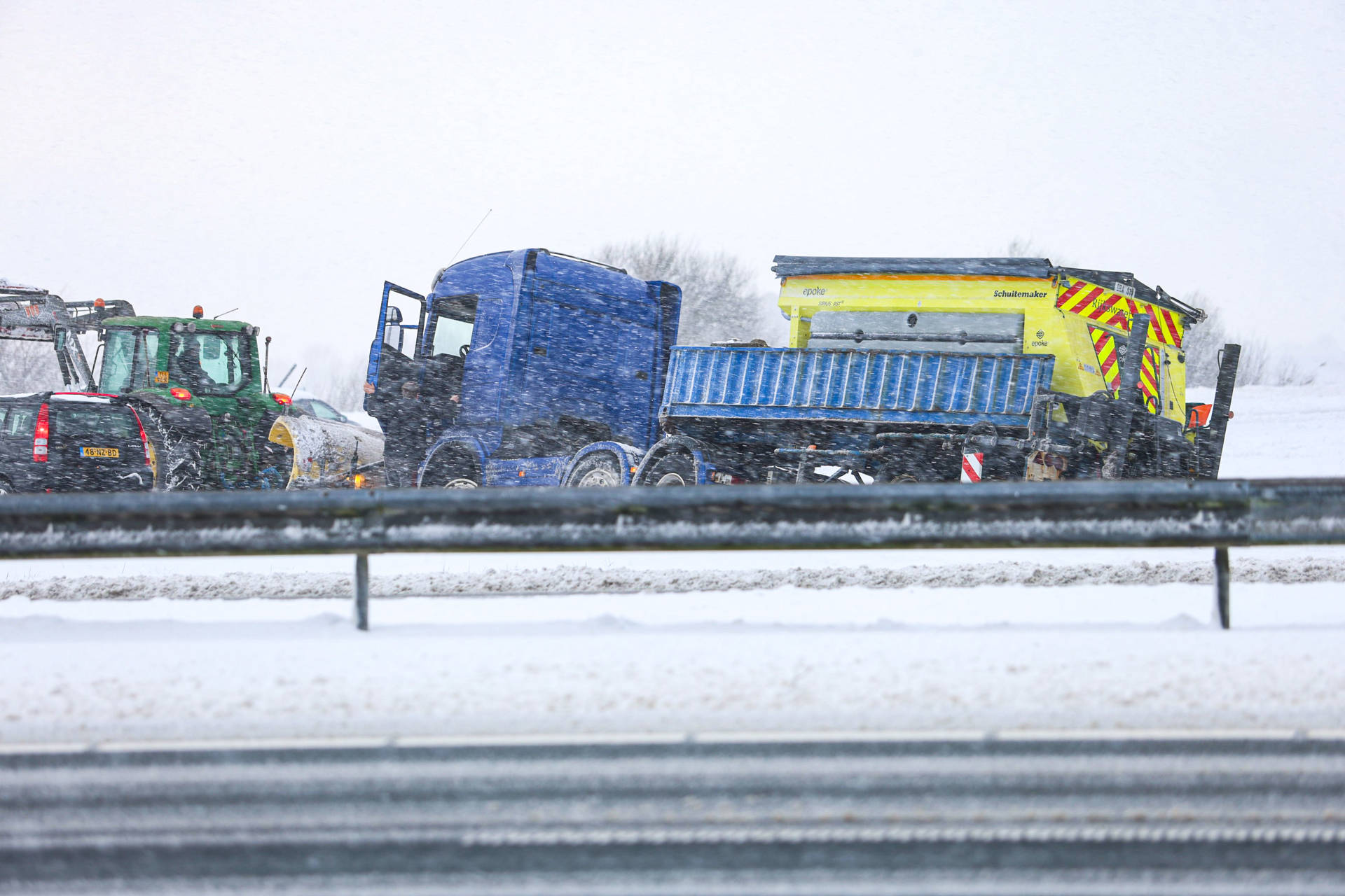 Meerdere voertuigen komen vast te zitten, waaronder strooiwagen