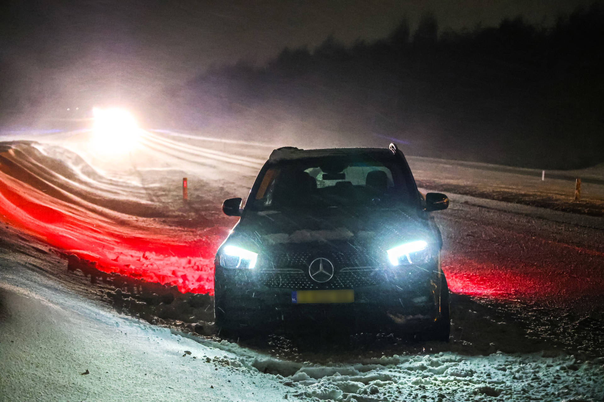 N-weg tijdelijk afgesloten na botsing door gladheid