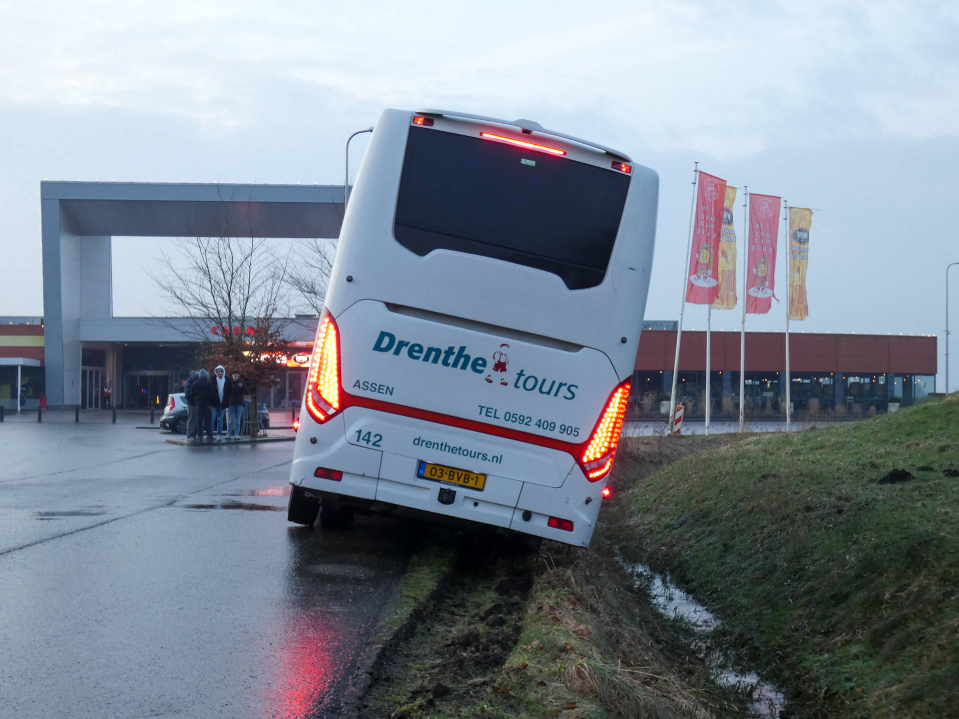 Touringcar met schoolkinderen glijdt bijna sloot in