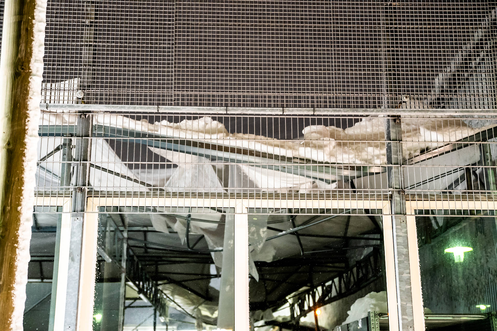 Deel dak Welkoop stort in door zware sneeuwlast