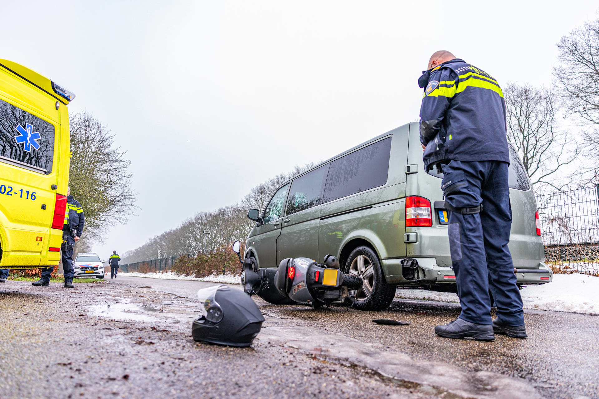 Scooterrijder gewond na botsing met busje