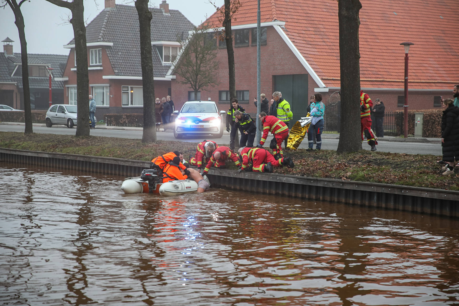 Verwarde man na tijd in water door hulpdiensten gered