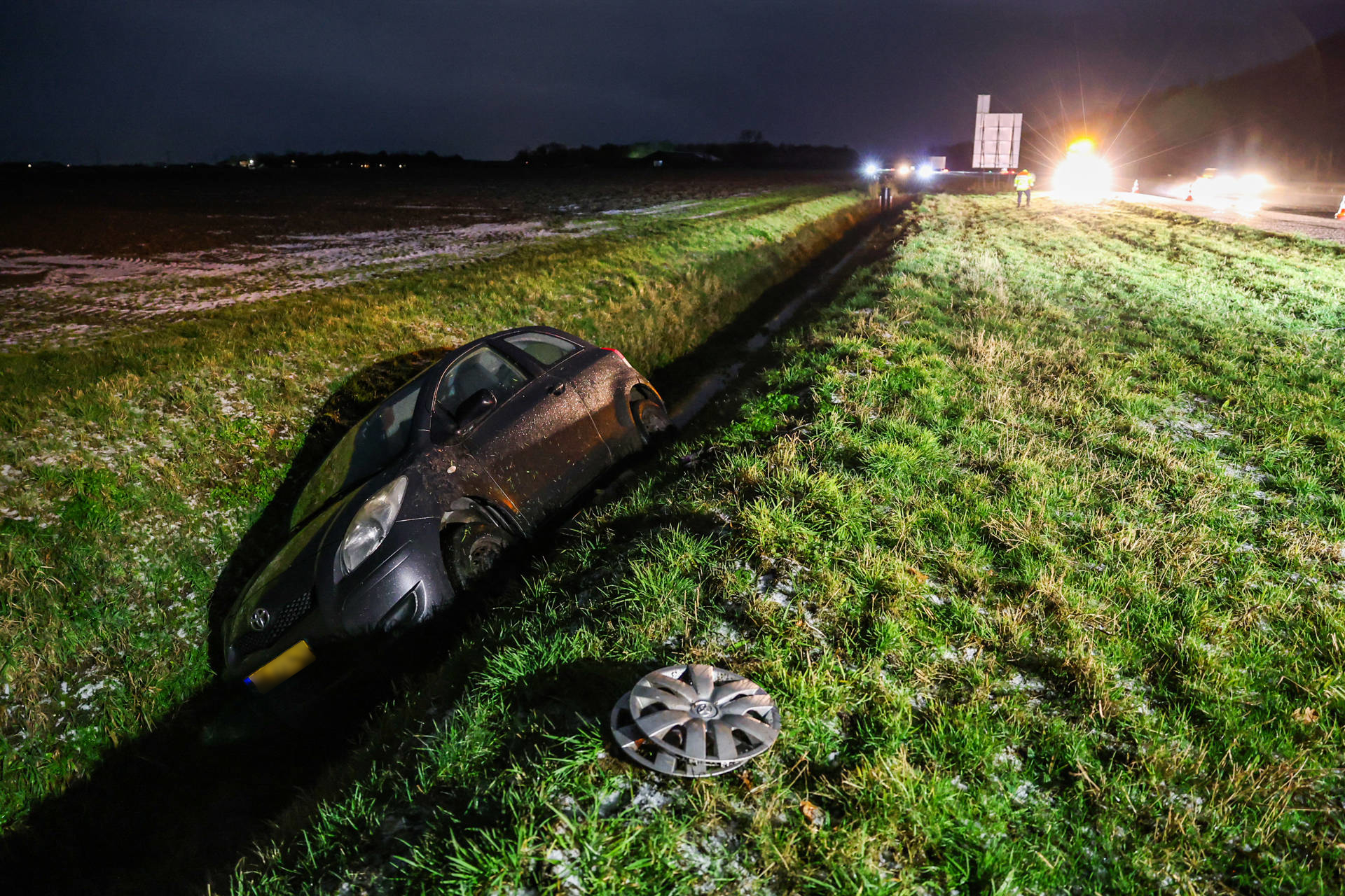 Auto van de weg door gladheid