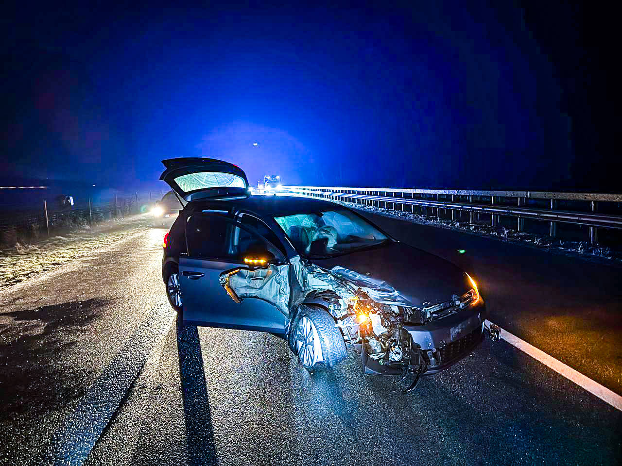 Zwaargewonde bij crash snelweg, bestuurder slaat op de vlucht