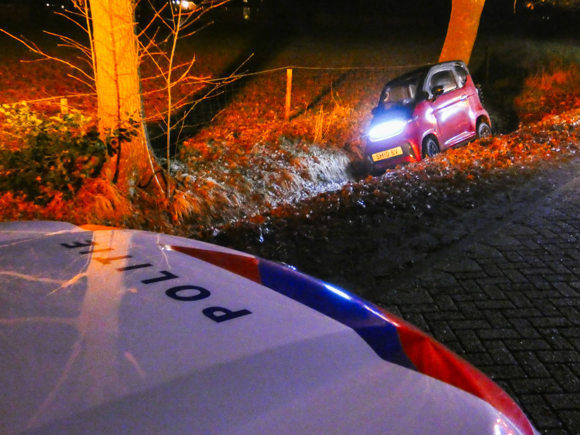 Bestuurder rijdt met brommobiel de greppel in