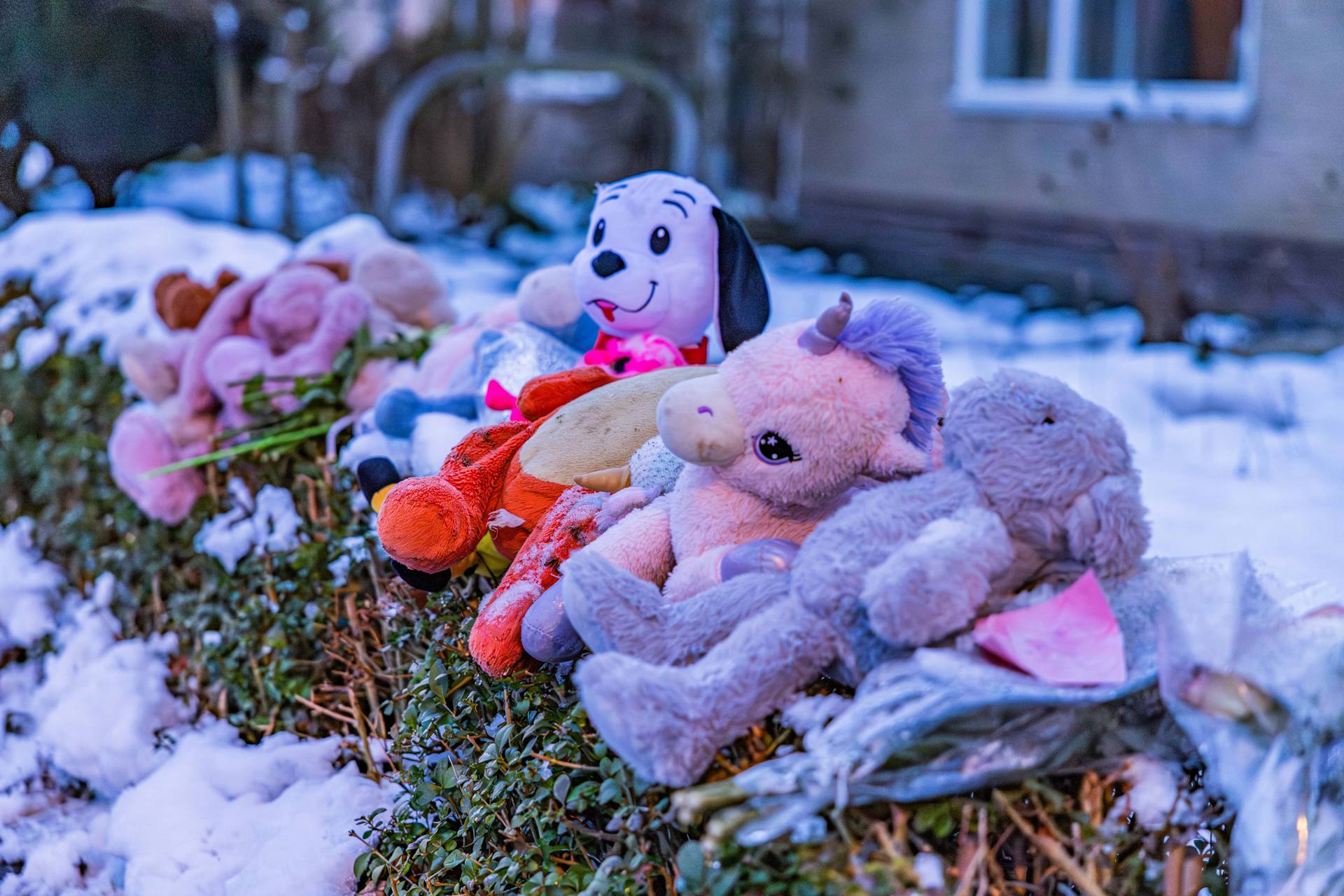 Bloemen en knuffels bij woning overleden meisje (8)