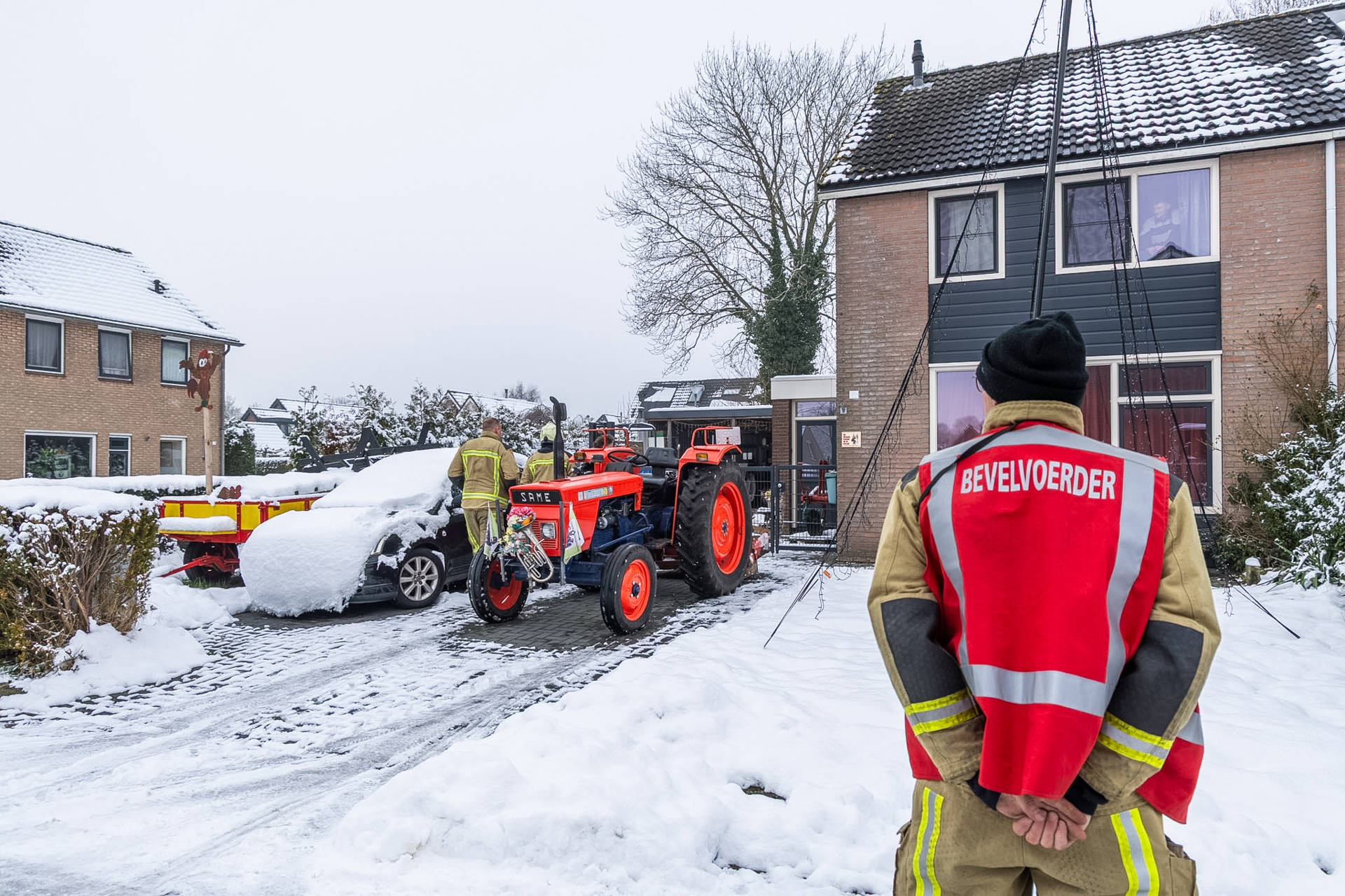 Brandweer onderzoekt brandlucht in woning