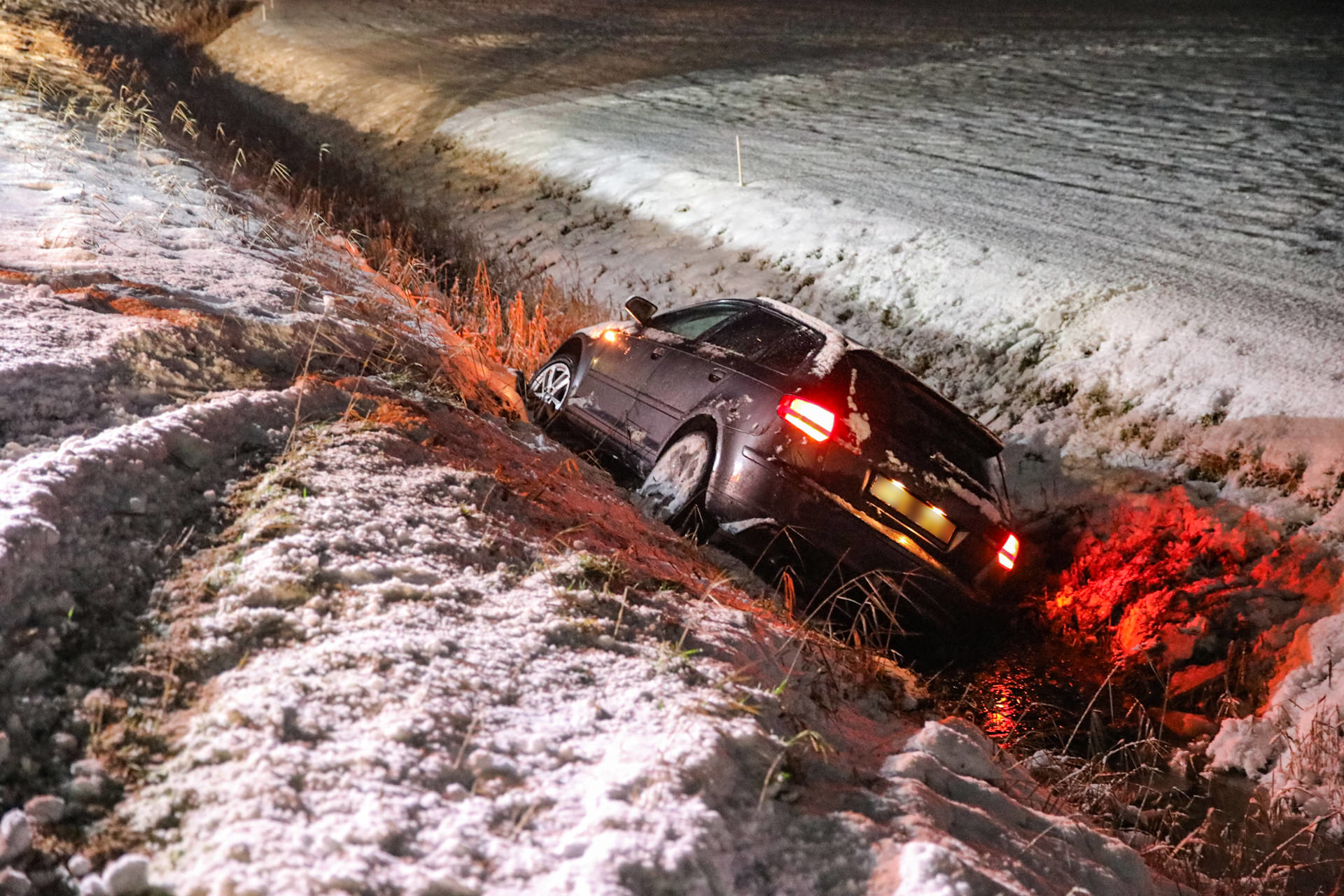 Auto belandt in sloot door extreme gladheid