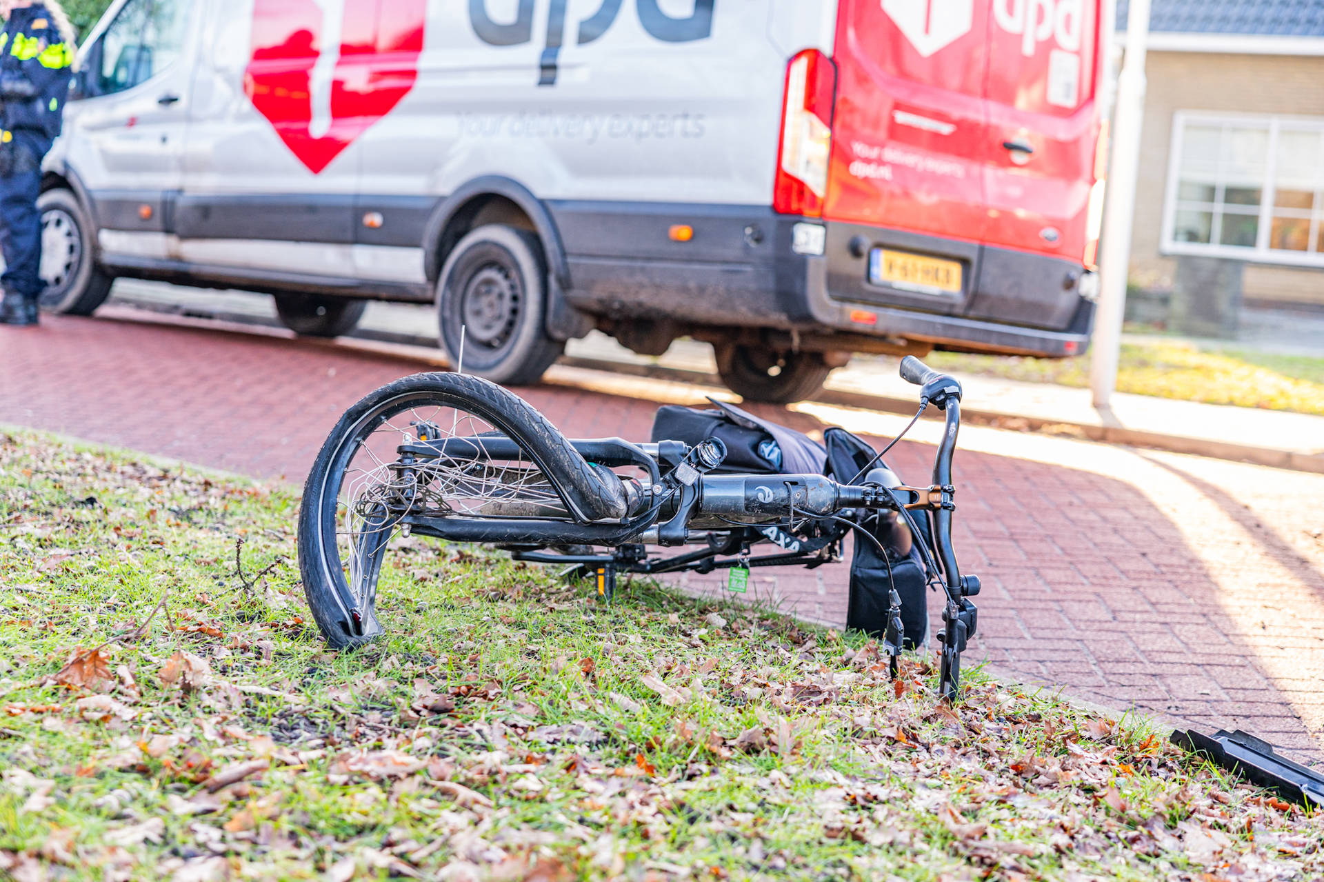 Fietser gewond bij aanrijding met pakketbezorger