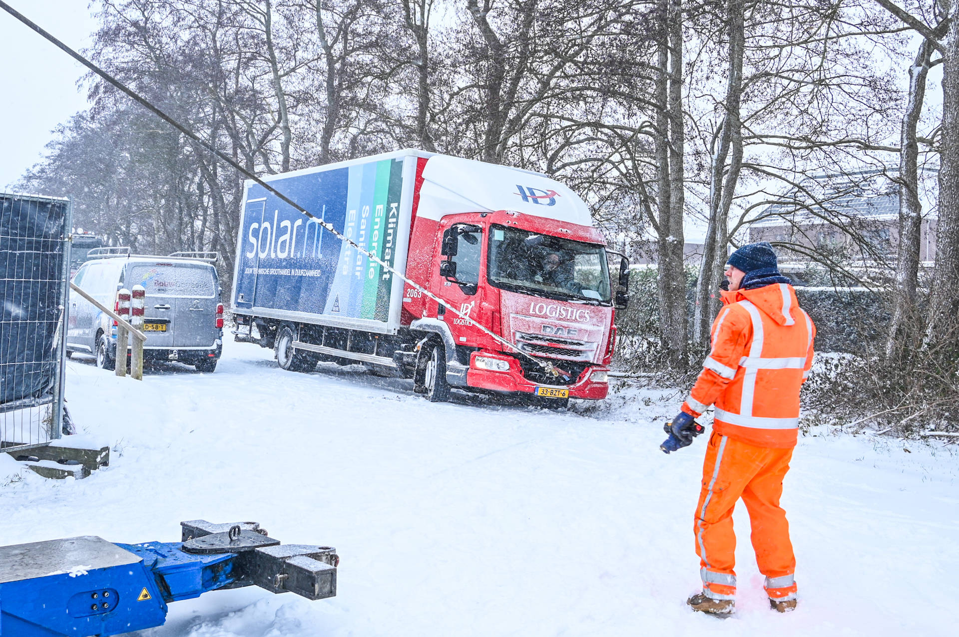Vrachtwagen belandt in greppel door besneeuwd wegdek