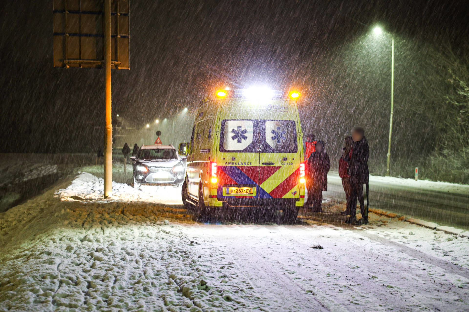 Vrouw gewond nadat auto van de weg raakt