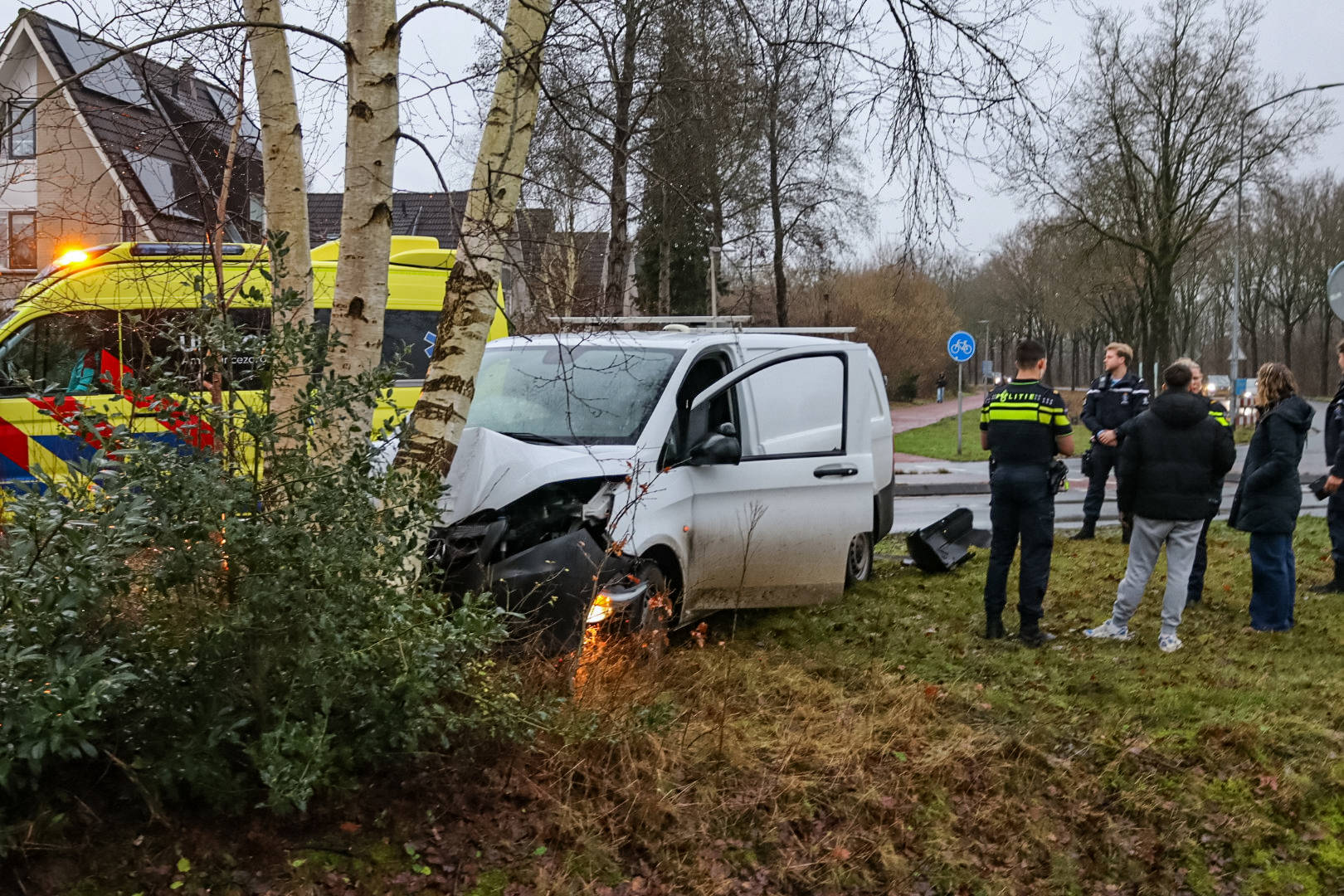 Auto botst tegen boom