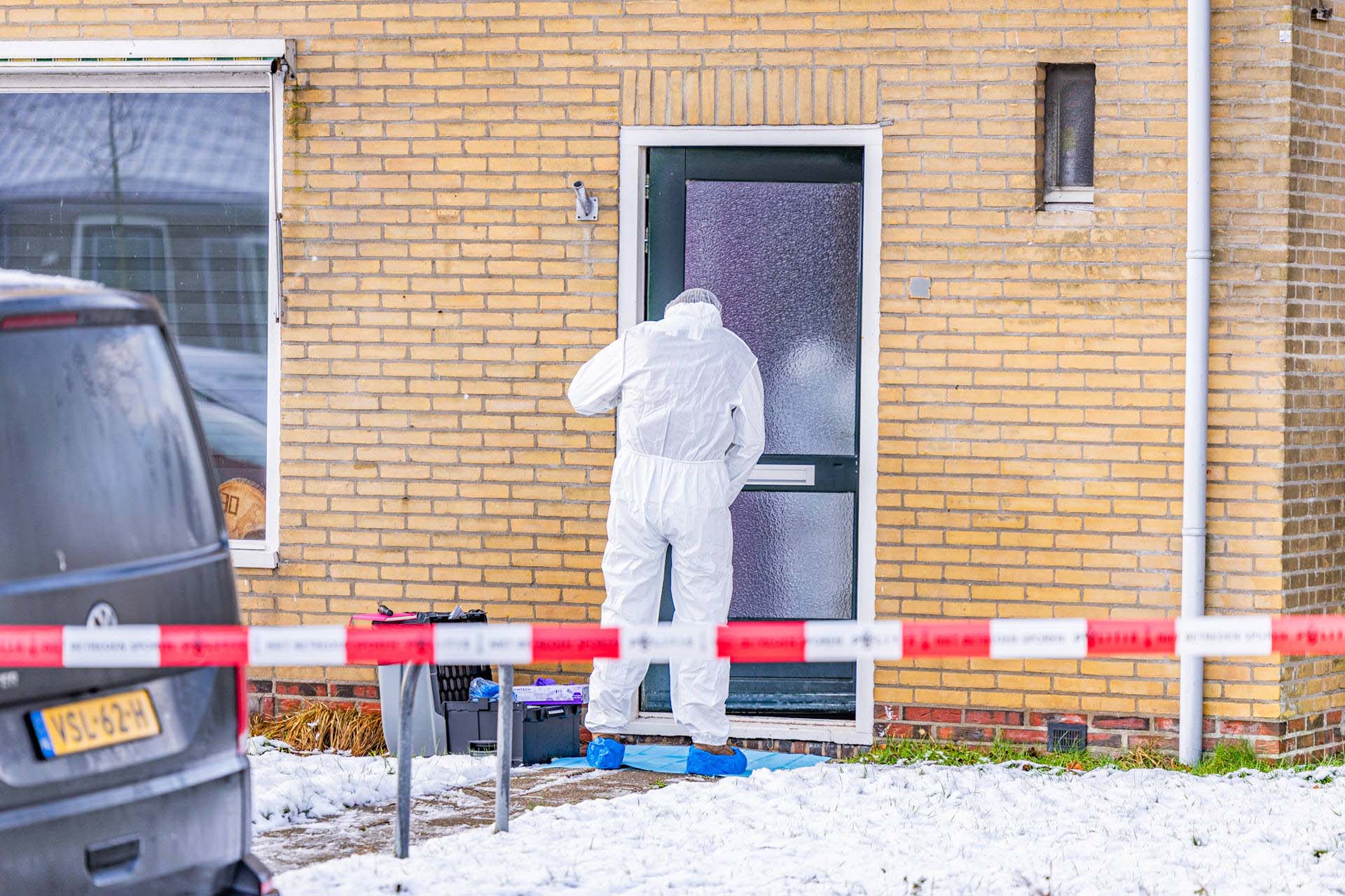 Overleden kind aangetroffen in woning, moeder aangehouden