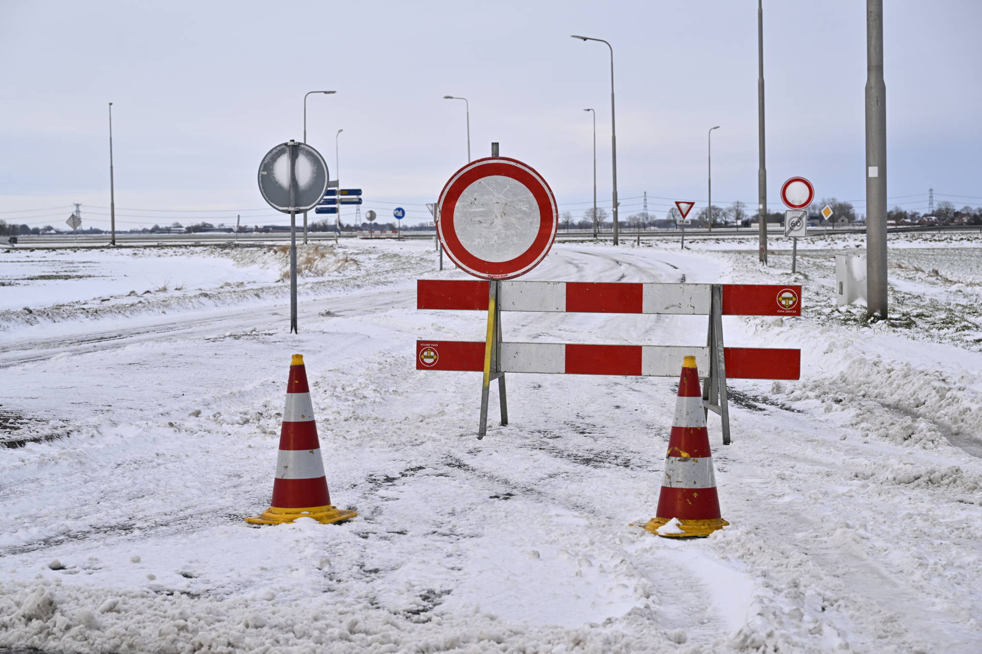 Winterweer zorgt voor overlast, N-weg dicht en evenementencomplex ontruimd