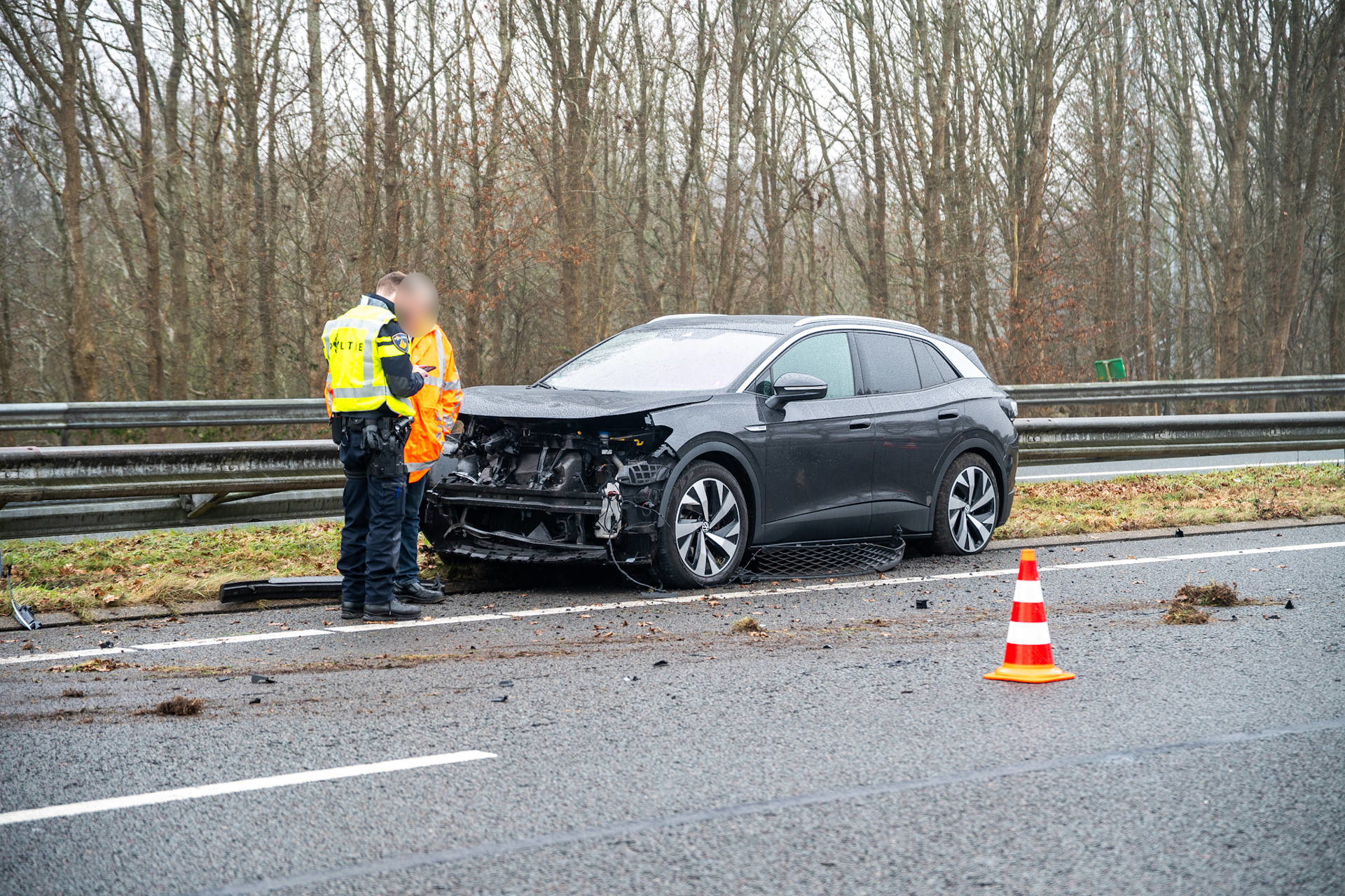 Auto flink beschadigd nadat deze tegen vangrail botst