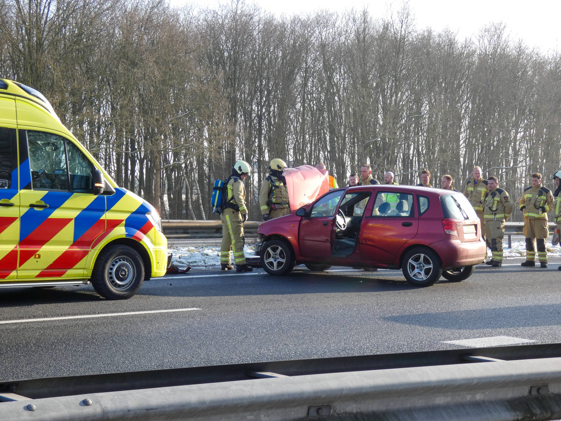 Auto botst tegen vangrail op snelweg, file door afsluiting