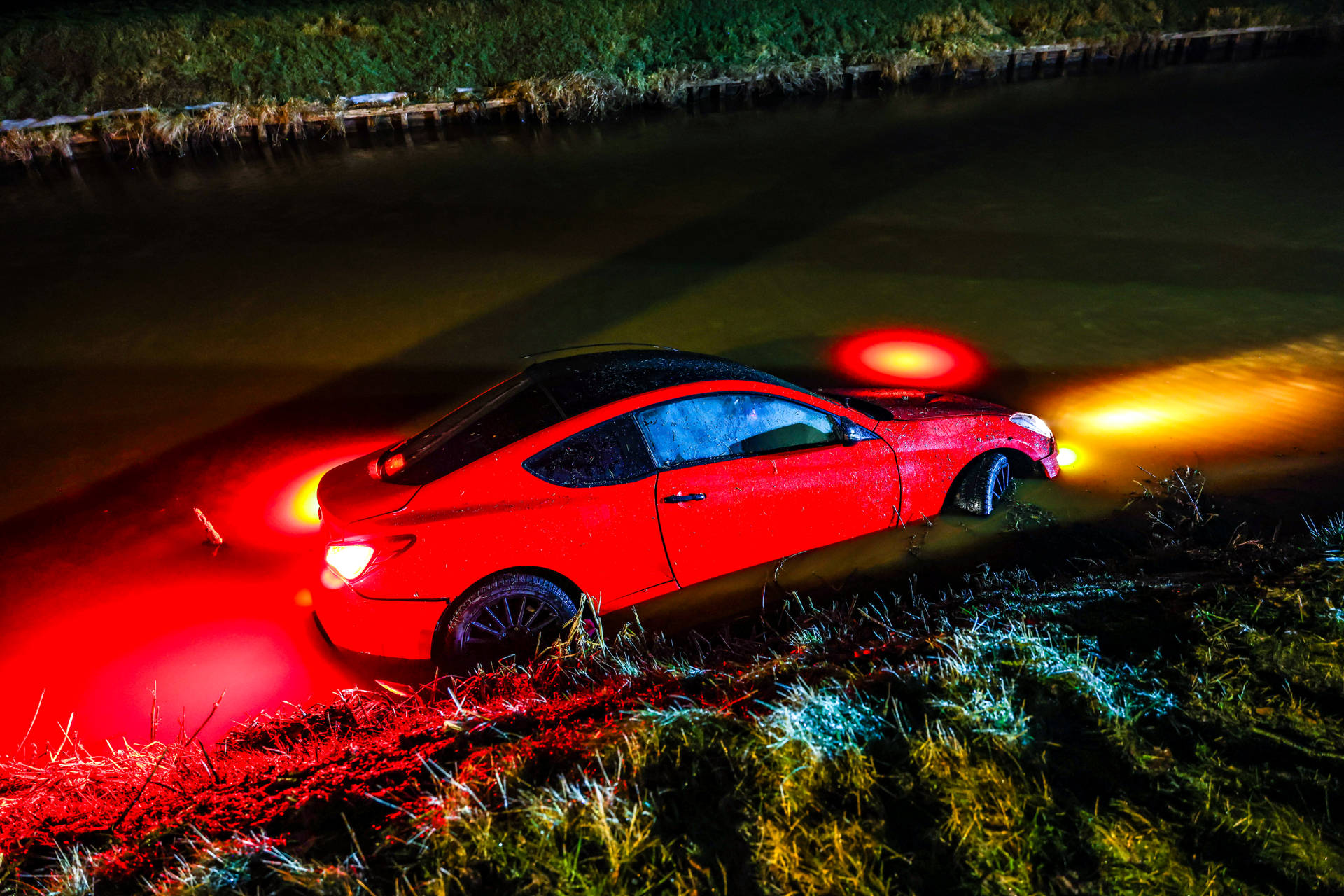Auto raakt door gladheid van de weg en belandt in kanaal