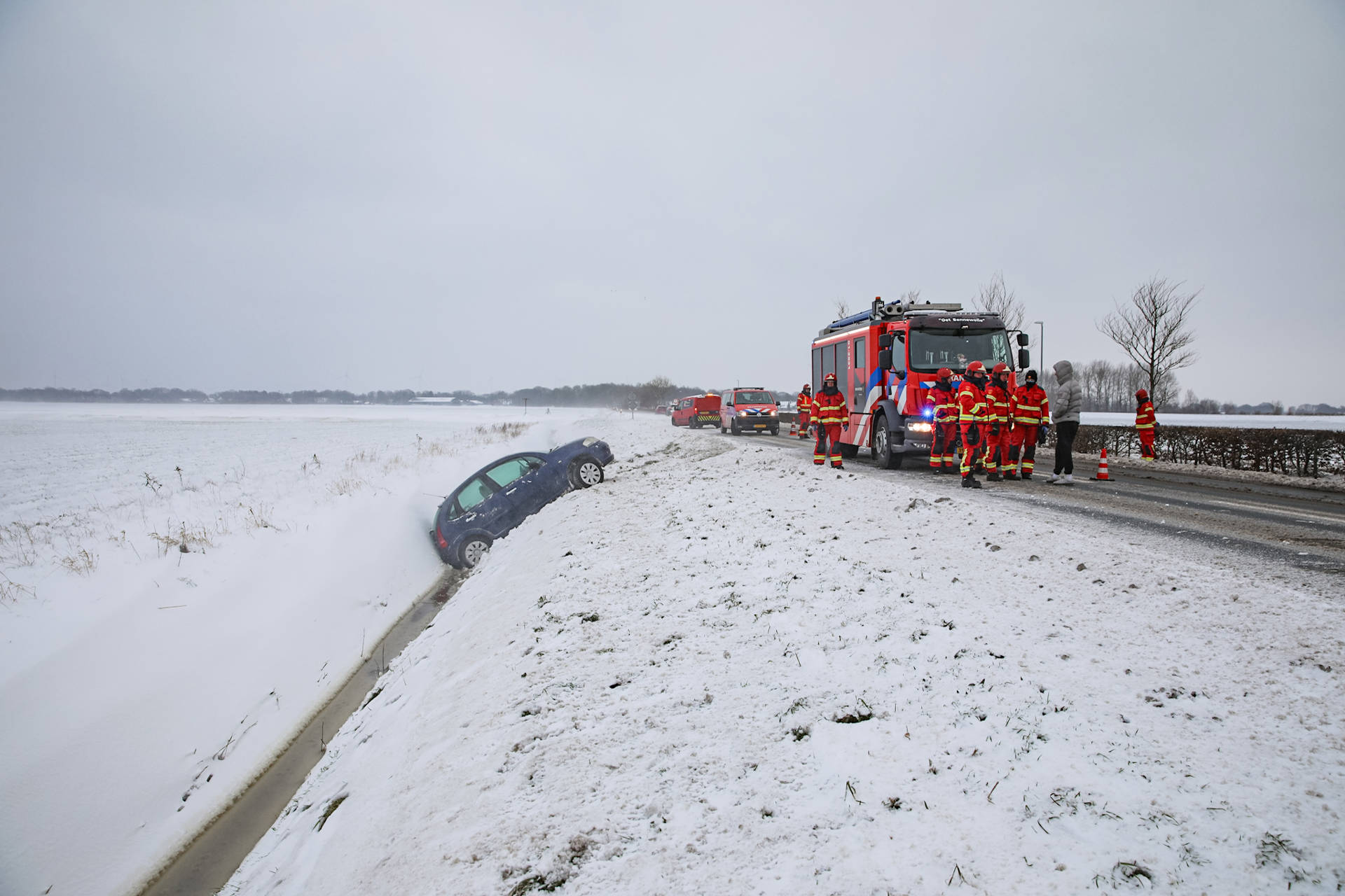 Winters weer zorgt nog steeds voor problemen, auto raakt te water