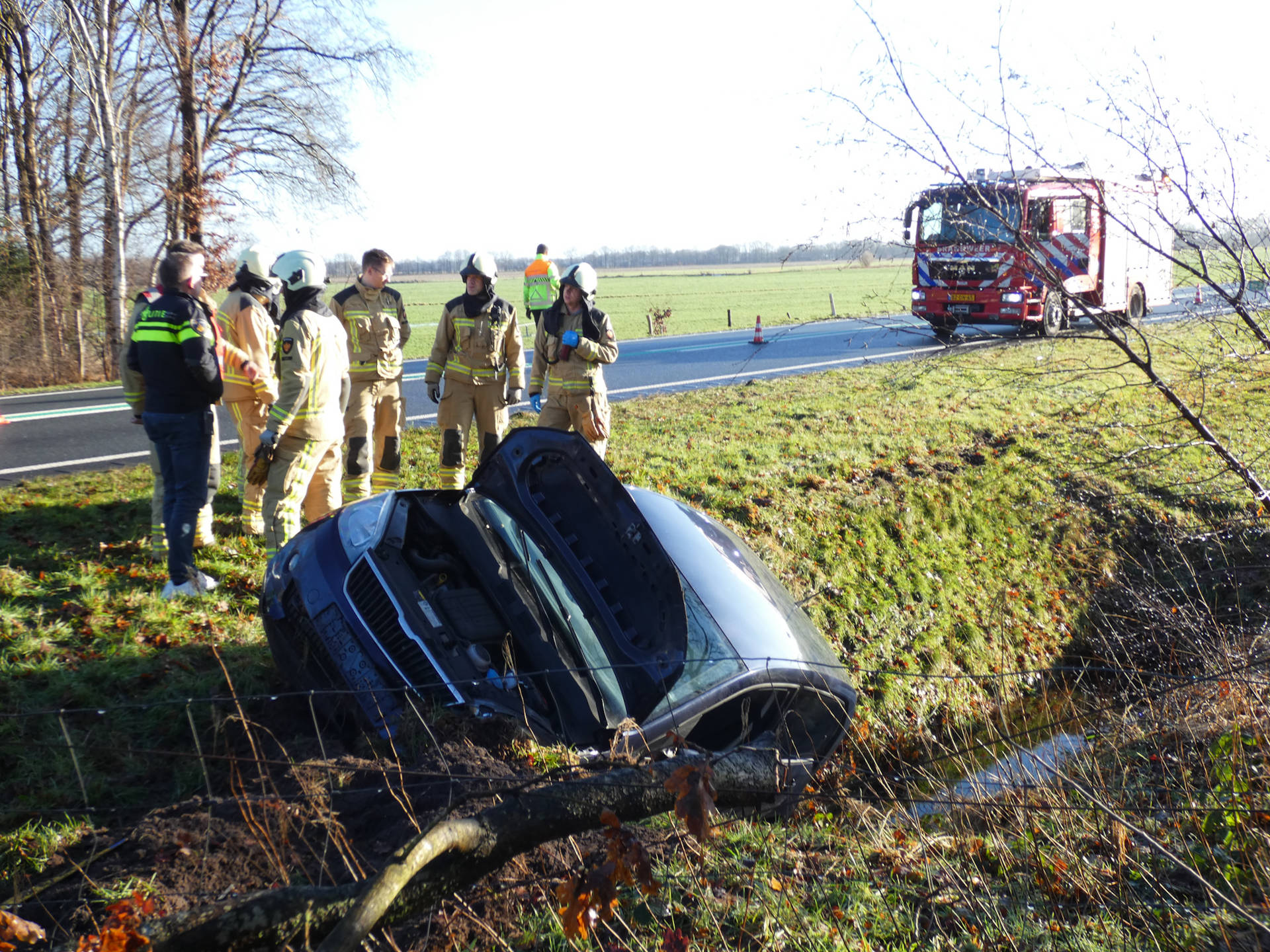 Auto komt in de berm terecht