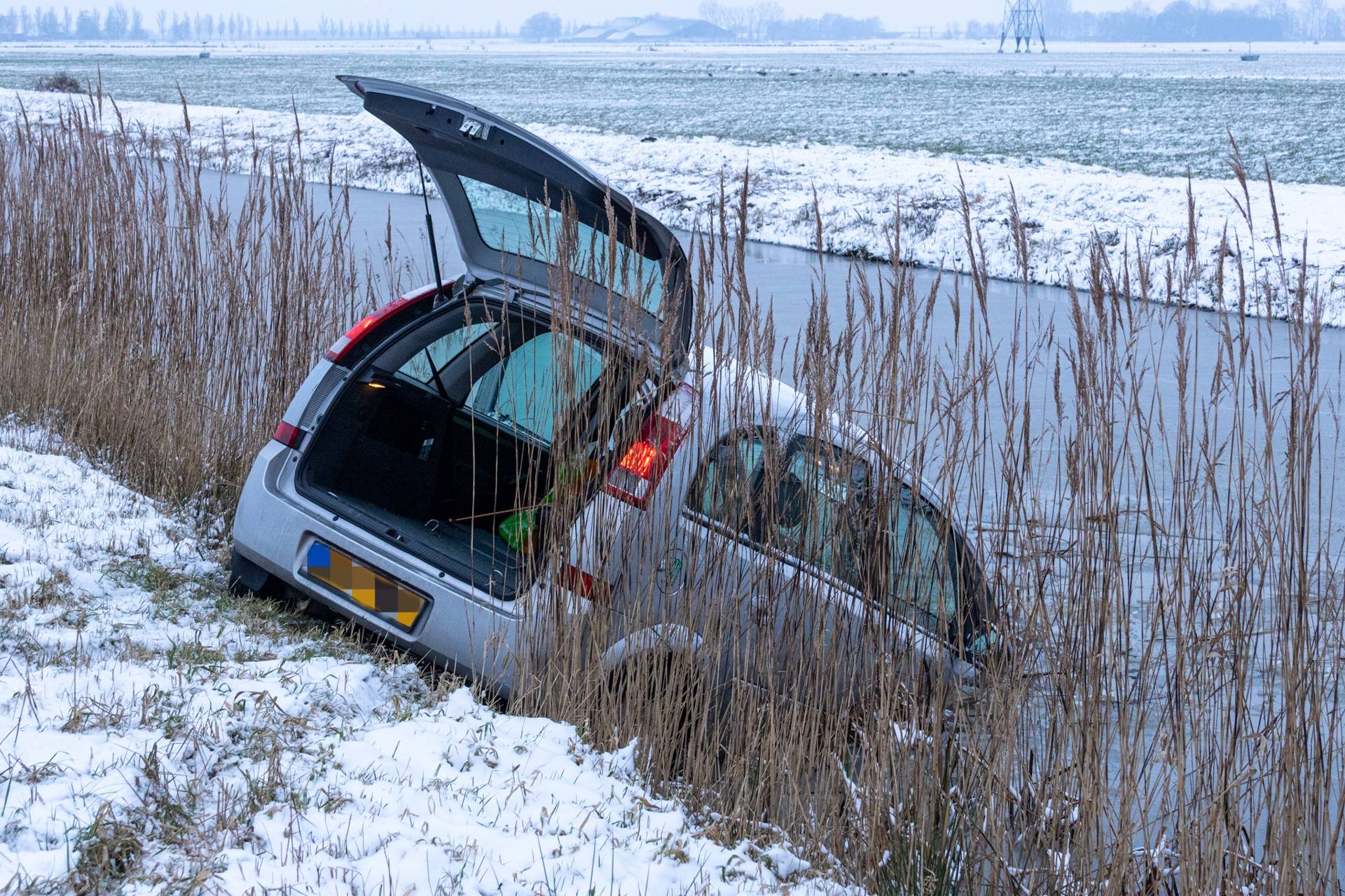 Auto glijdt door gladheid in water
