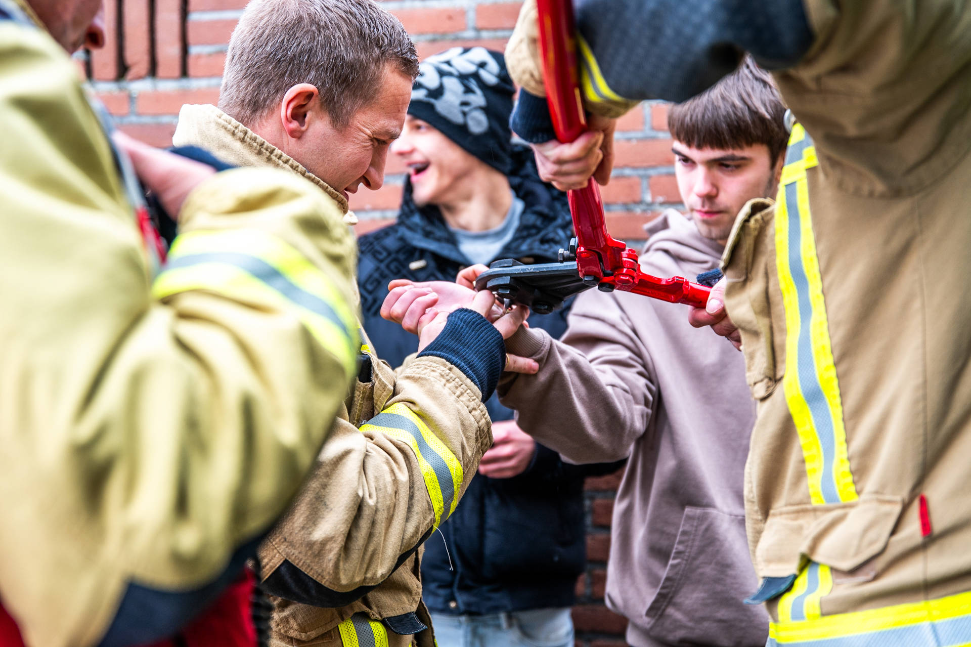 Brandweer bevrijdt jongen uit handboeien
