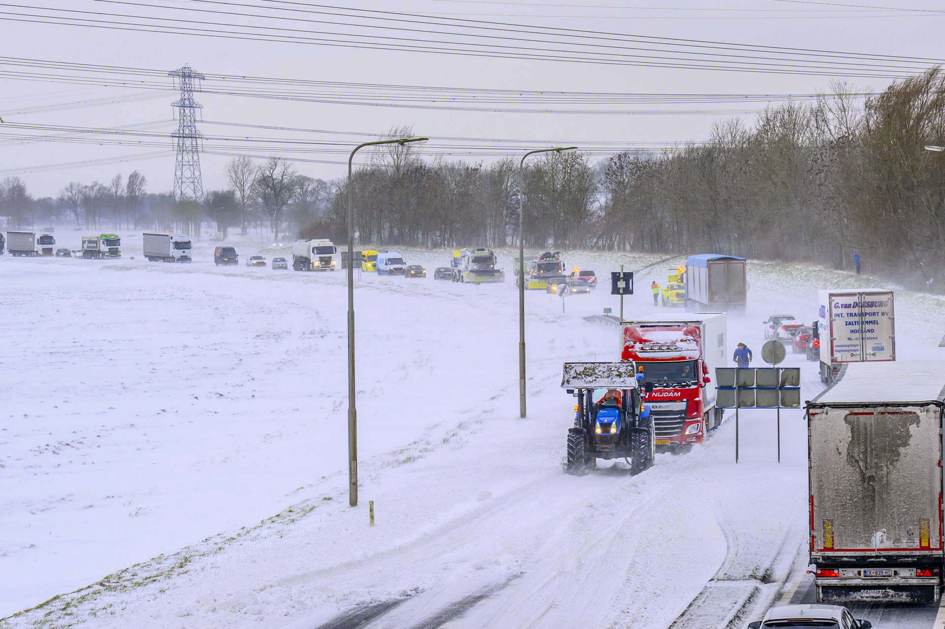N-weg langdurig afgesloten door vastgelopen vrachtwagen