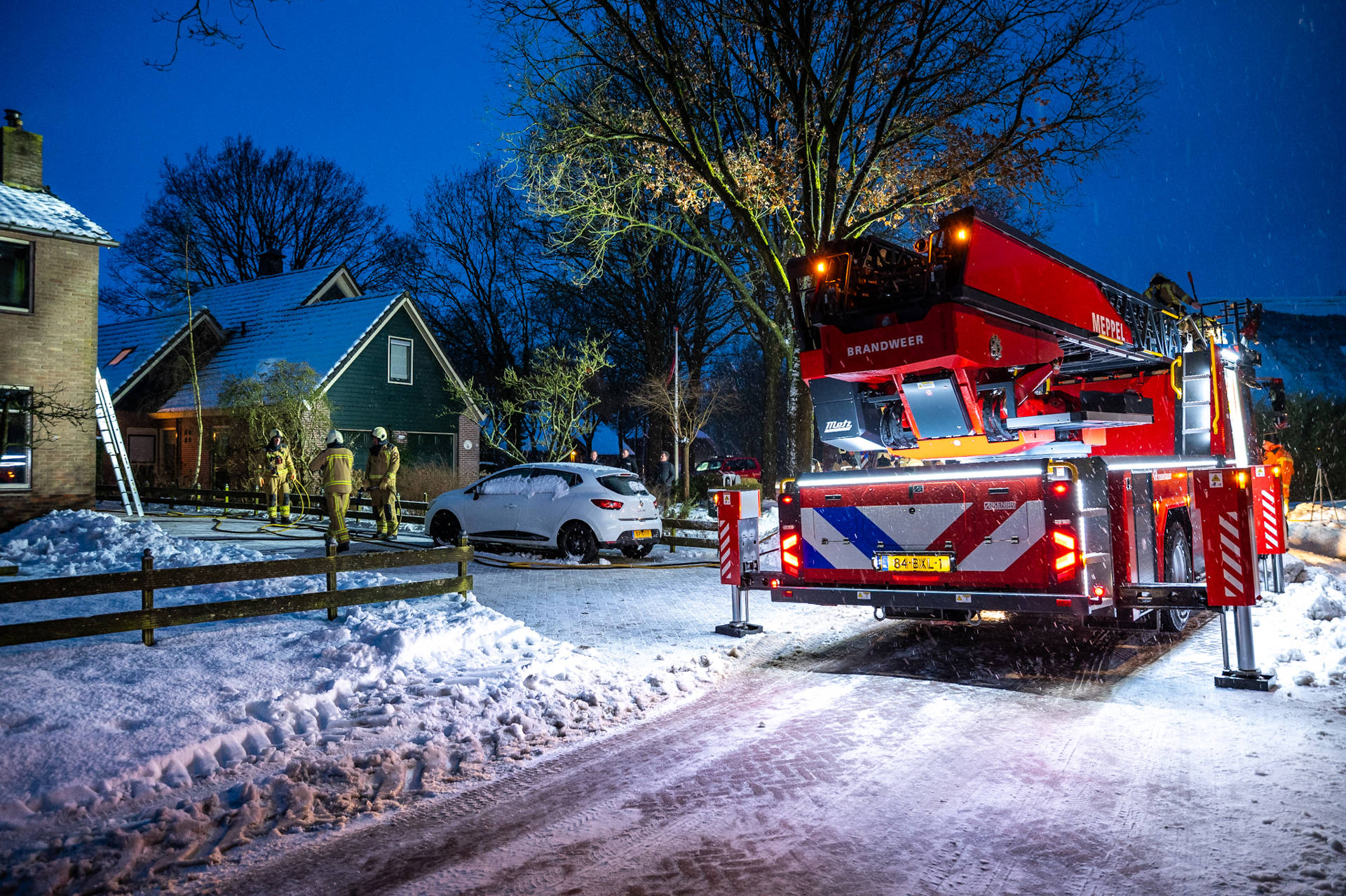 Brandweer blust brand op zolder