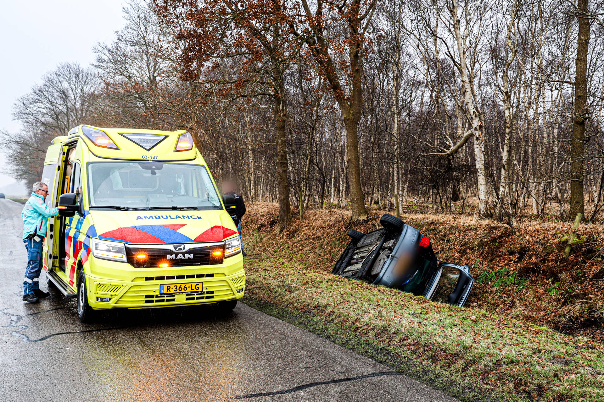 Auto komt in greppel terecht door gladheid